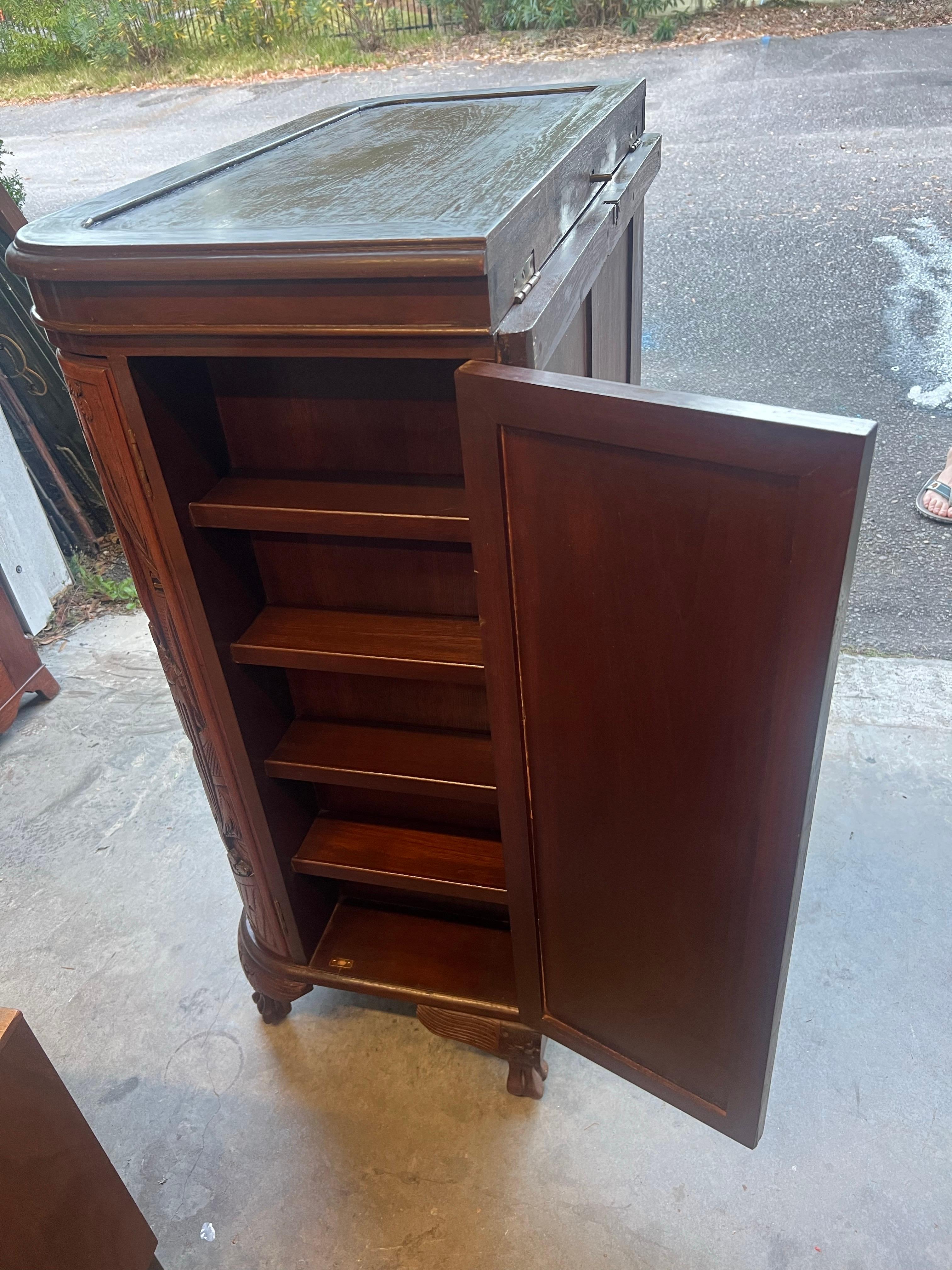 1960s George Zee Mid-Century Asian Heavily Hand Carved Flip Top Dry Bar Cabinet en vente 6