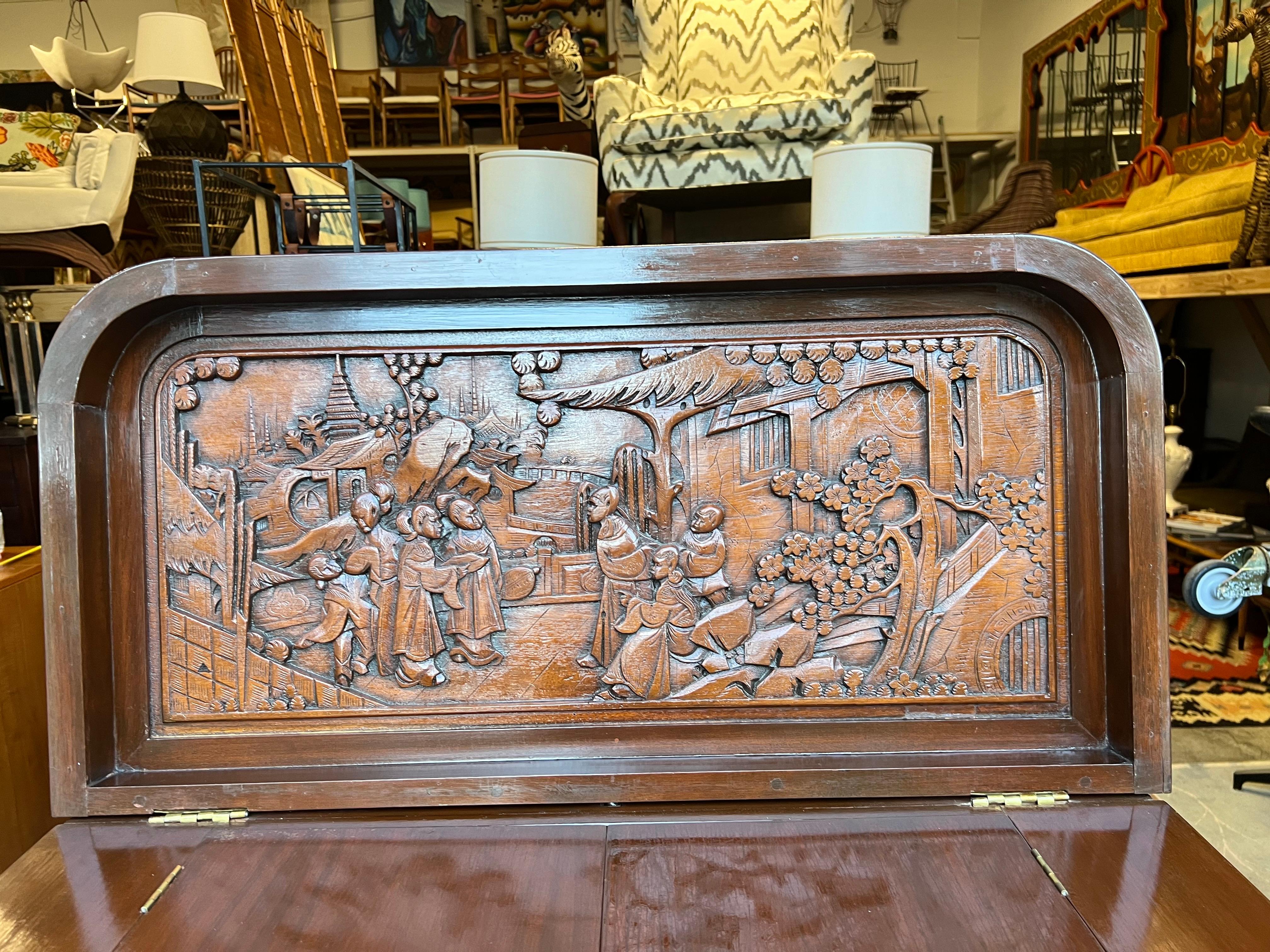 Une armoire à liqueurs de style asiatique très sophistiquée, lourdement sculptée à la main, comprenant deux portes centrales et quatre portes latérales, deux de chaque côté. Ouvrez le Flip top pour découvrir un travail de sculpture étonnant à