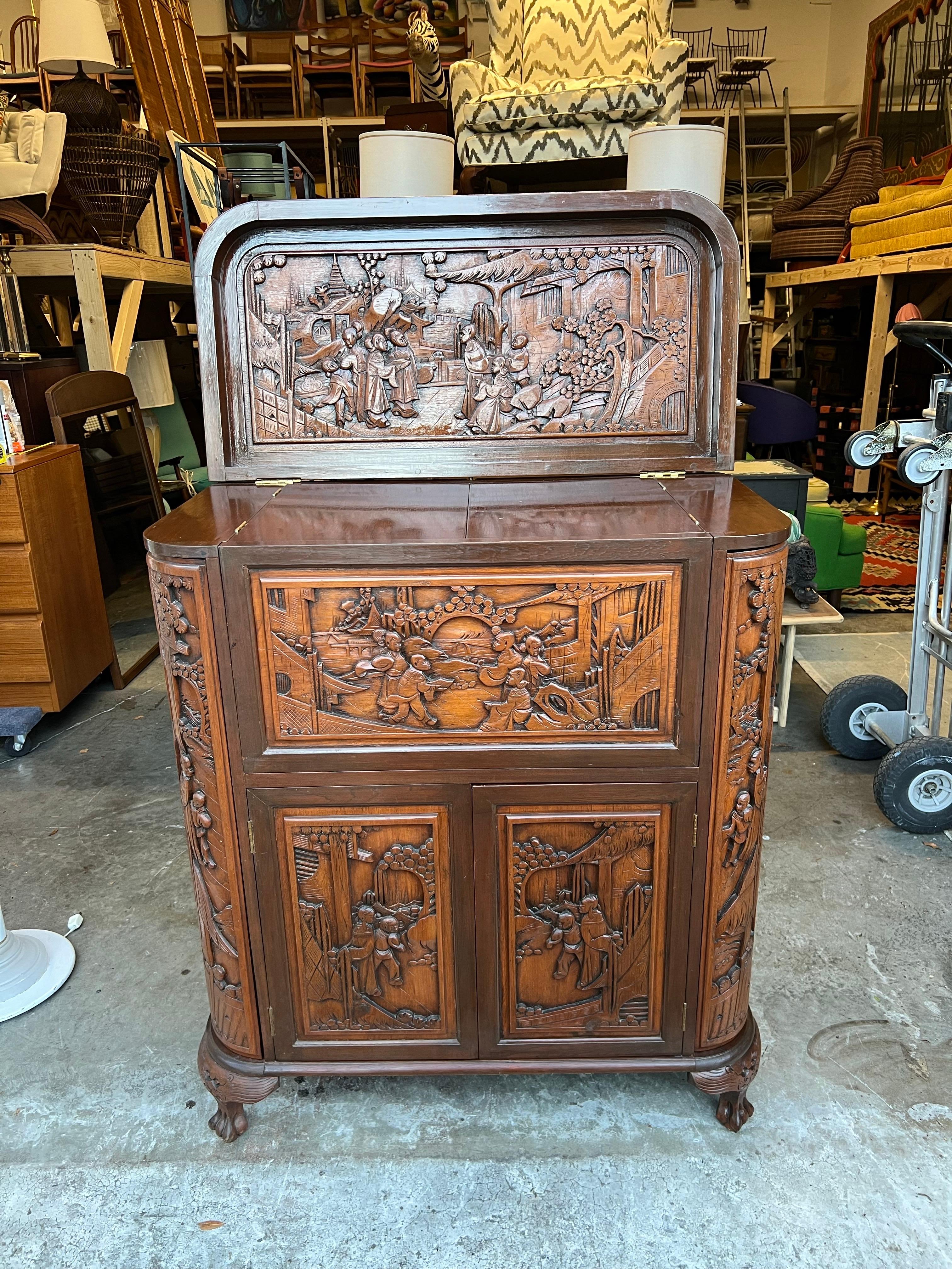 Chinoiseries 1960s George Zee Mid-Century Asian Heavily Hand Carved Flip Top Dry Bar Cabinet en vente
