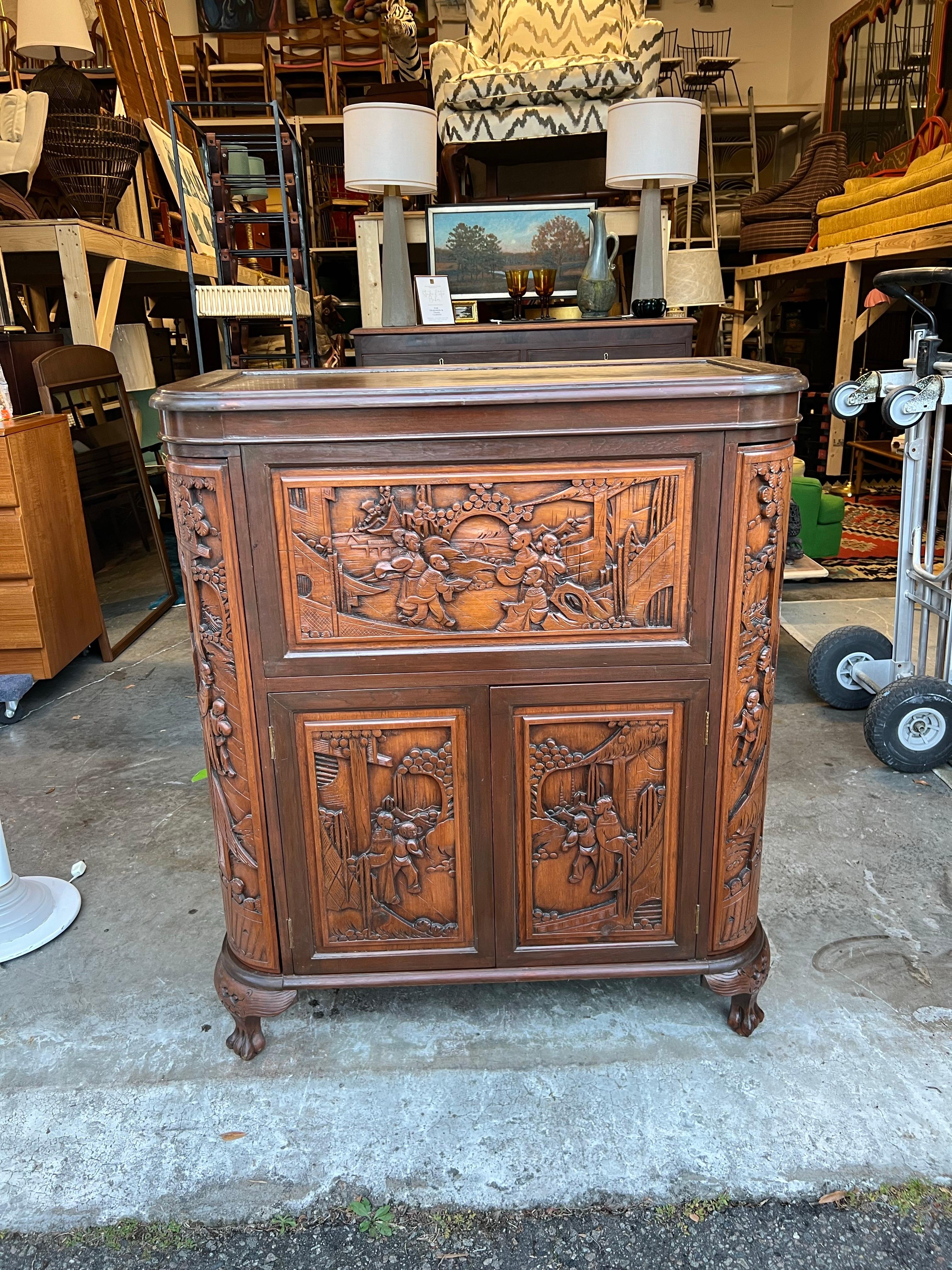 Hong Kong 1960s George Zee Mid-Century Asian Heavily Hand Carved Flip Top Dry Bar Cabinet en vente