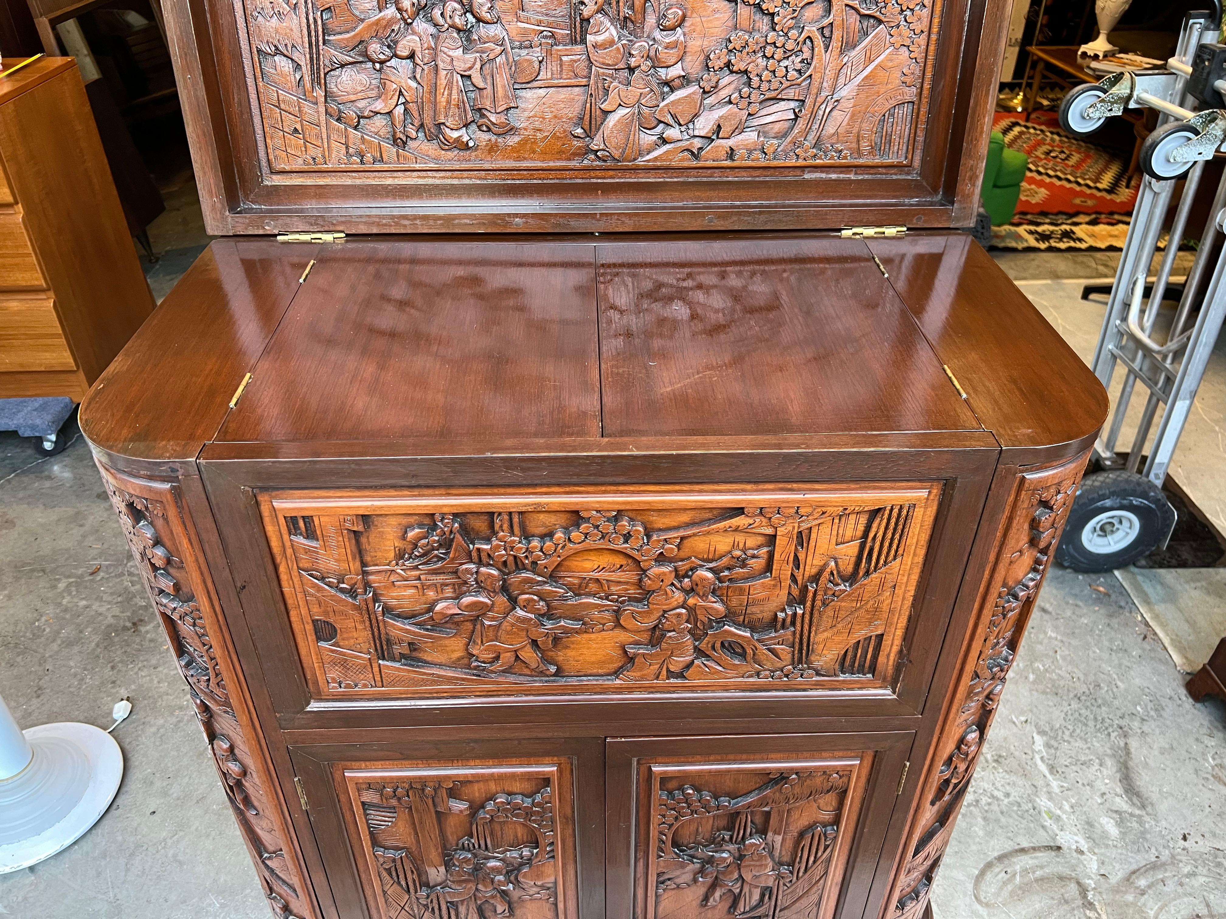 Sculpté à la main 1960s George Zee Mid-Century Asian Heavily Hand Carved Flip Top Dry Bar Cabinet en vente