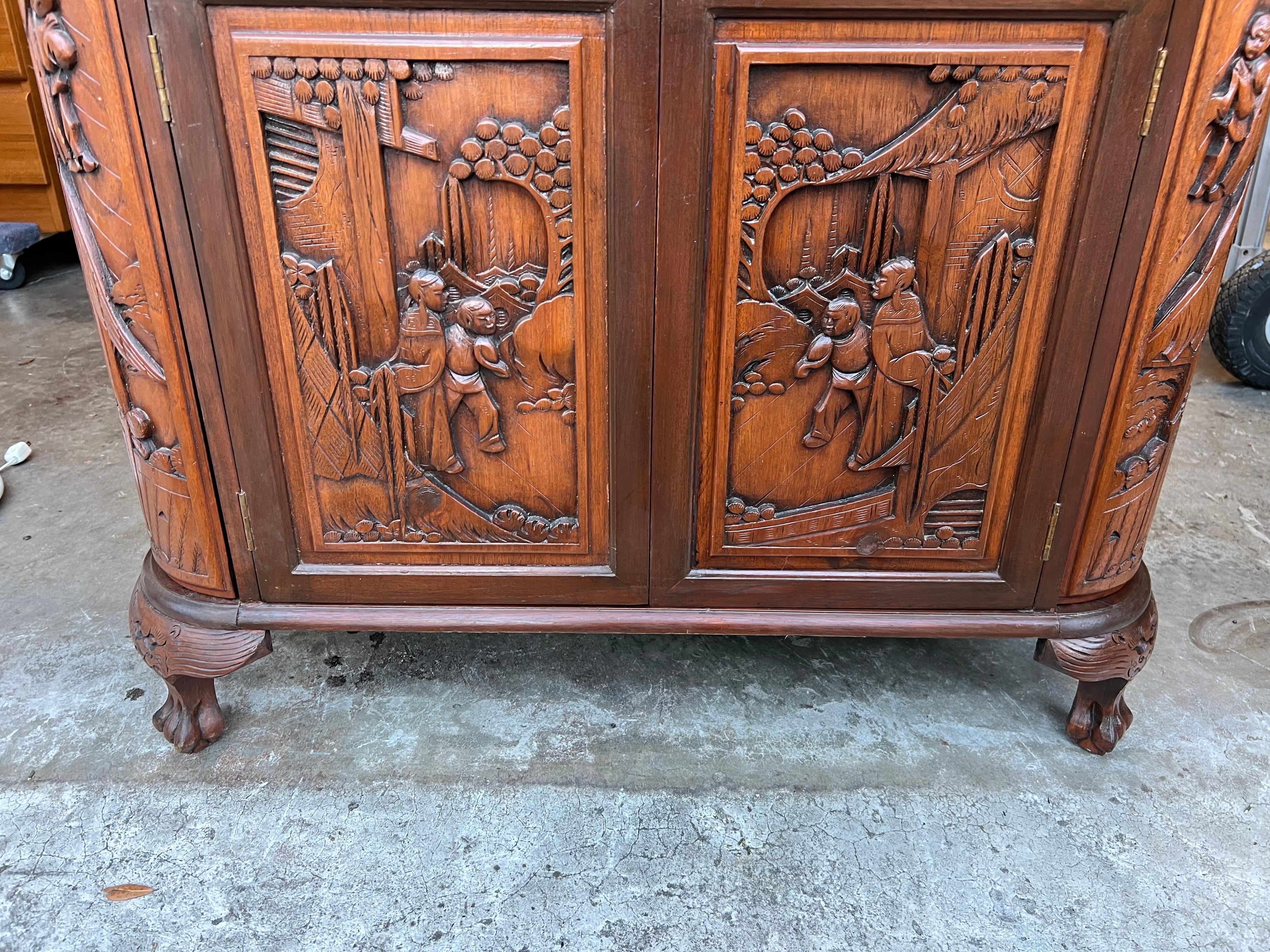1960s George Zee Mid-Century Asian Heavily Hand Carved Flip Top Dry Bar Cabinet Bon état - En vente à Charleston, SC