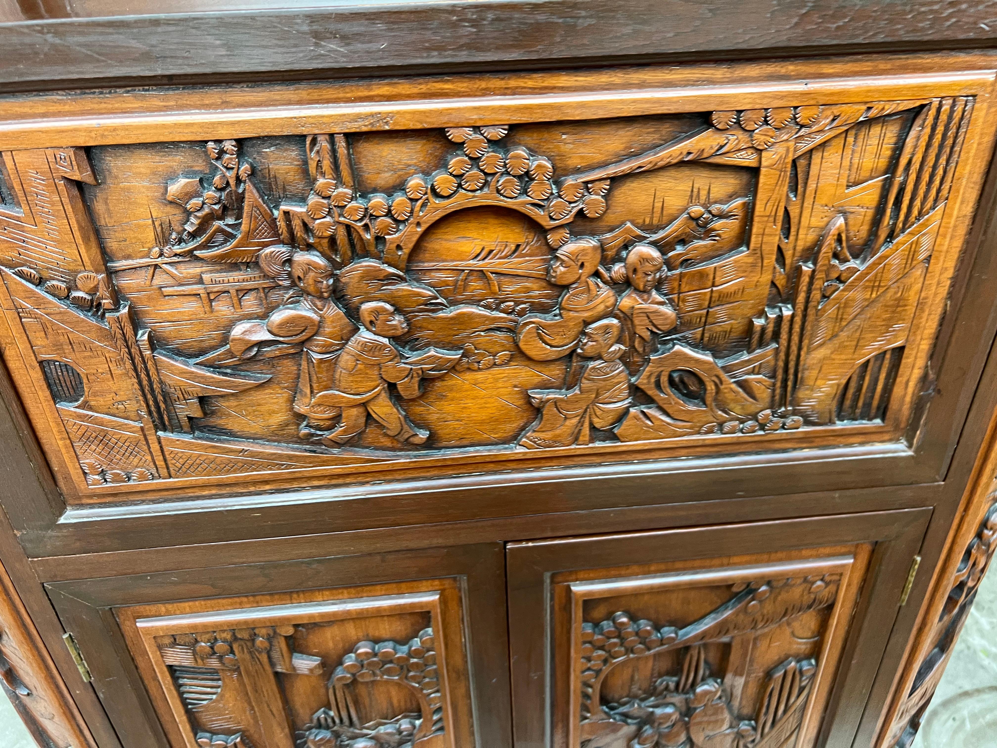 Milieu du XXe siècle 1960s George Zee Mid-Century Asian Heavily Hand Carved Flip Top Dry Bar Cabinet en vente