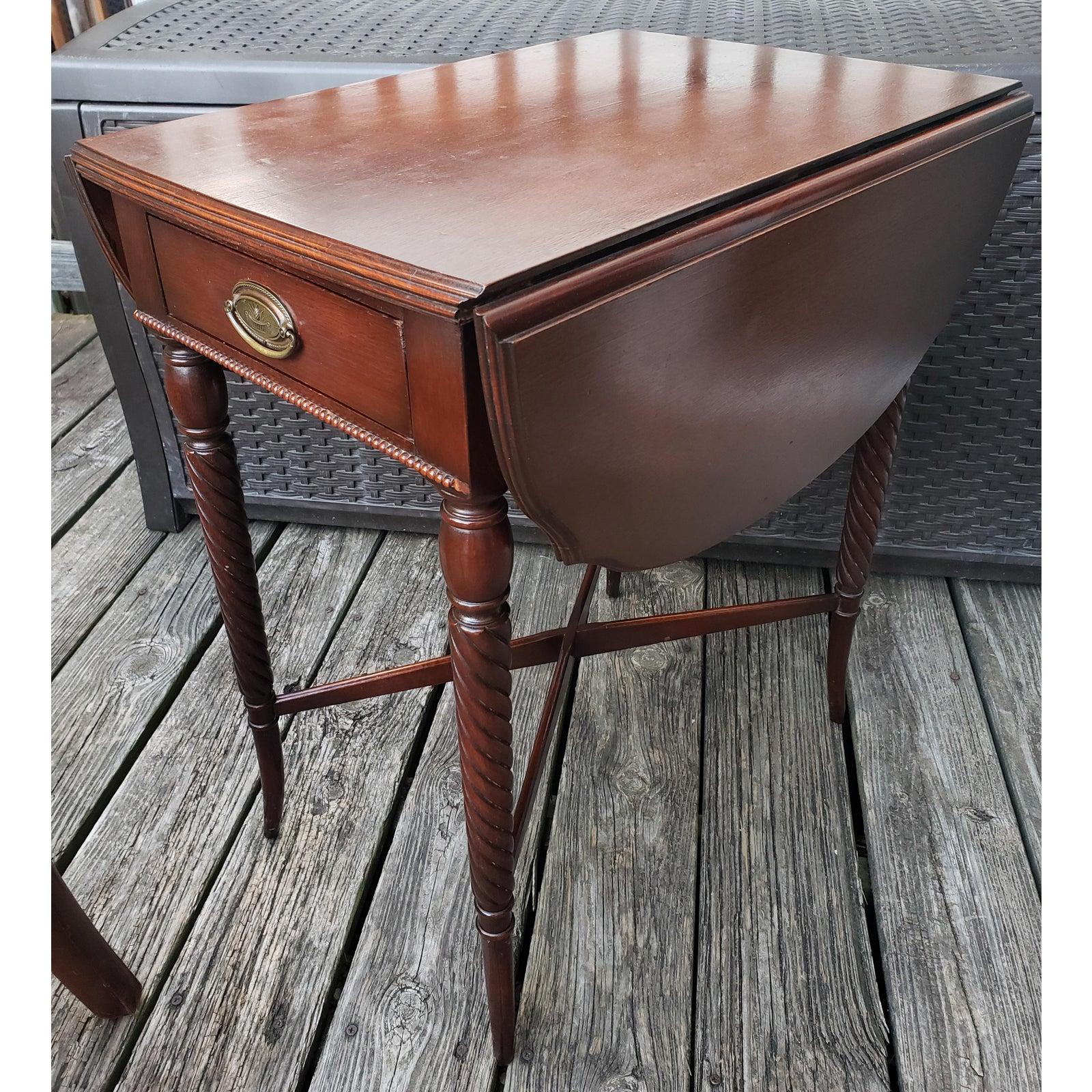 Genuine mahogany pembroke table with turned legs and cros legs supports for greater stability.
In very good condition with some signs of use. Measures: 16 W x 21.75 D x 25 H.