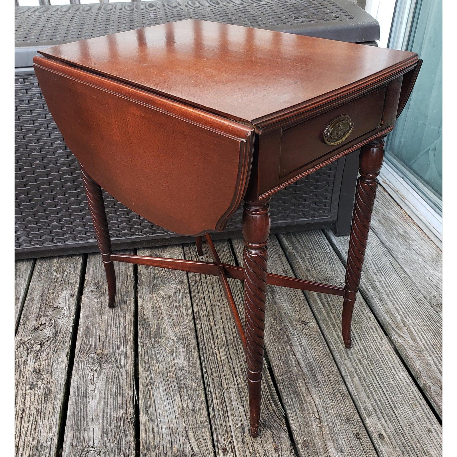 American Craftsman Table Pembroke en acajou géorgien à pieds tournés des années 1960 en vente