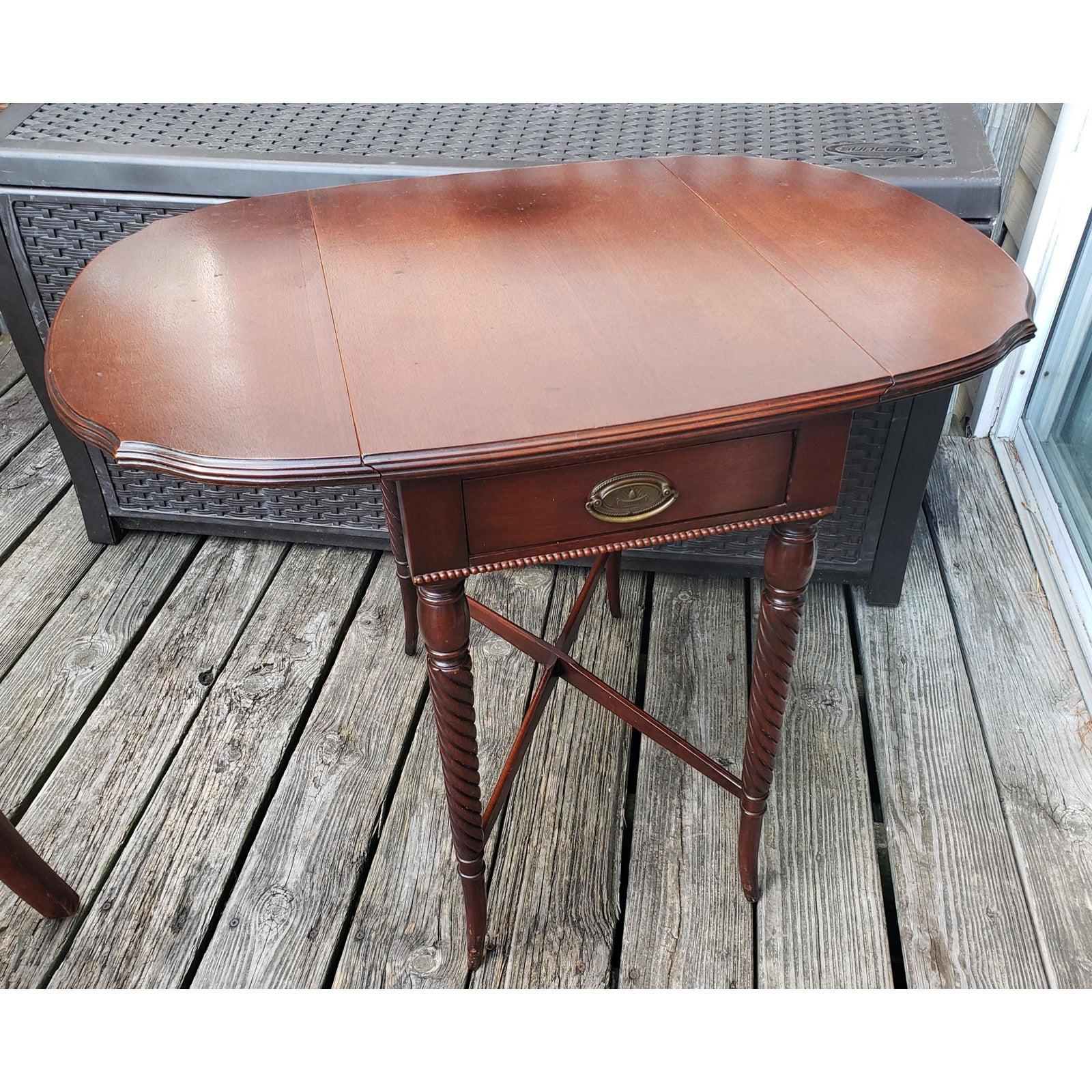 North American 1960s Georgian Mahogany Turned Leg Pembroke Table For Sale