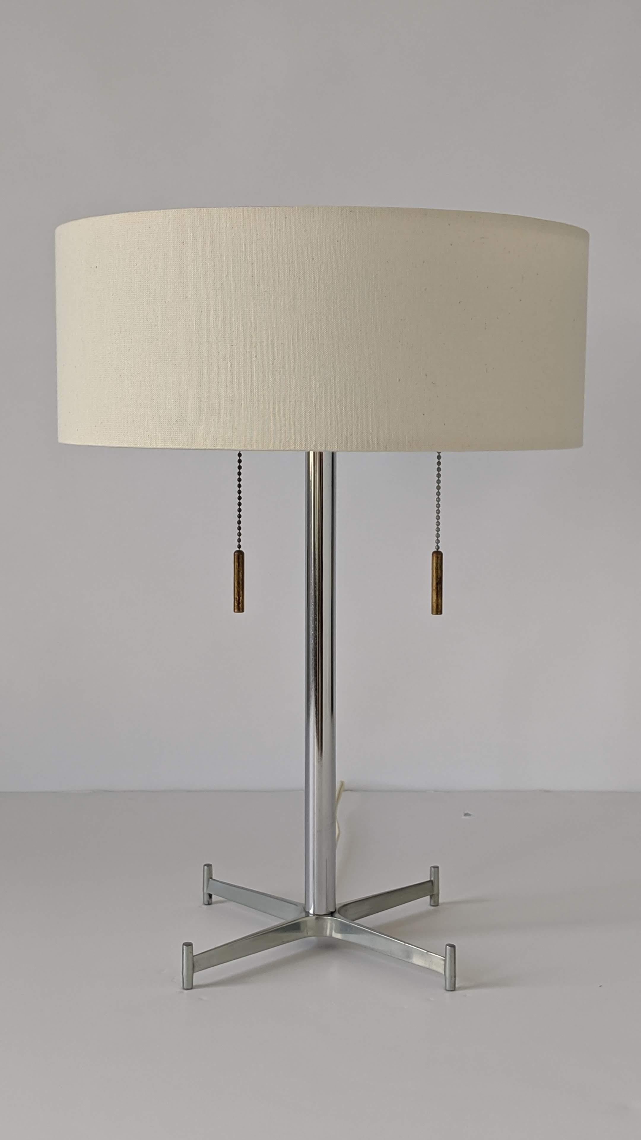 Lampe de table moderne minimaliste de Gerald Thurston.

Construction solide et bien faite.

Deux douilles E26 de 60 watts avec une chaîne de traction individuelle et des ferrures en laiton épais patiné faciles à saisir.

Diffuseur percé