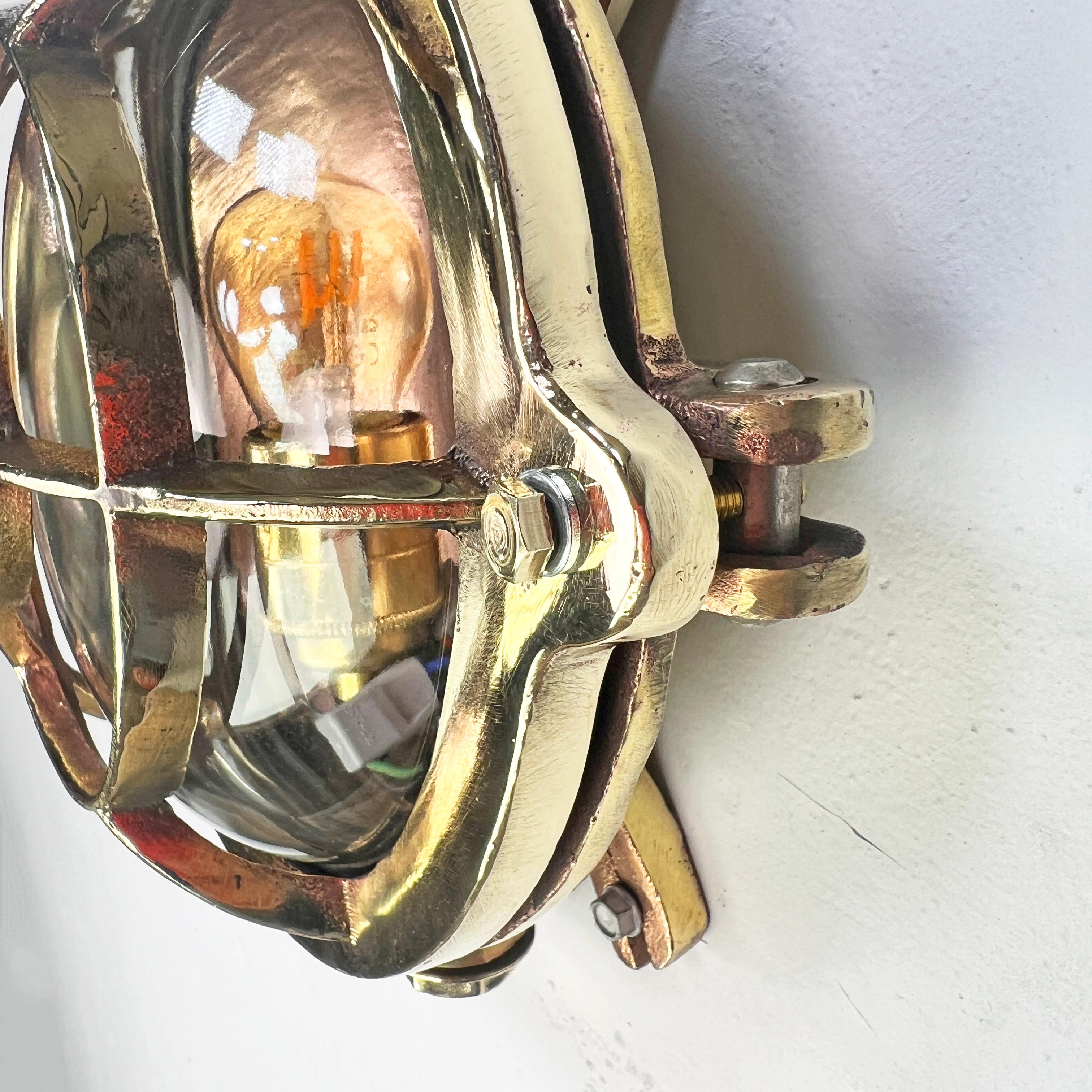 Luz de mampara circular de latón fundido alemán de los años 60 - Jaula de ojo de buey y pantalla de cristal en venta 2