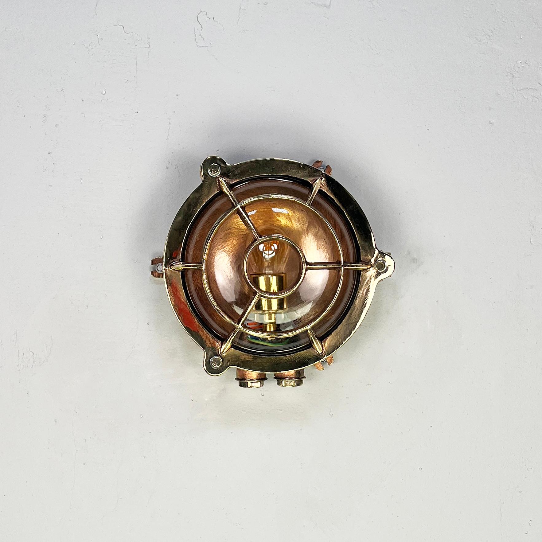 Luz de mampara circular de latón fundido alemán de los años 60 - Jaula de ojo de buey y pantalla de cristal en venta 3