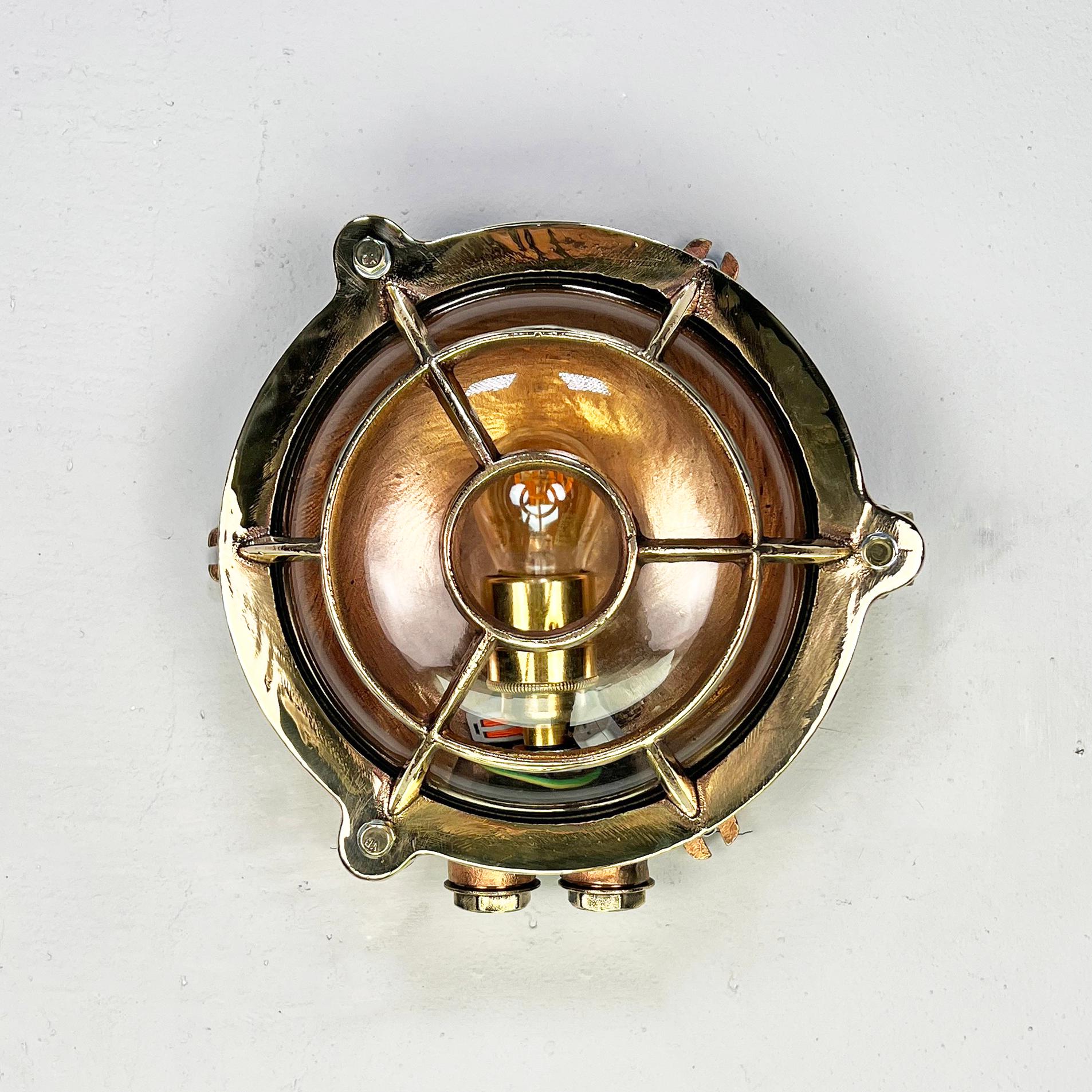 Luz de mampara circular de latón fundido alemán de los años 60 - Jaula de ojo de buey y pantalla de cristal en venta 4