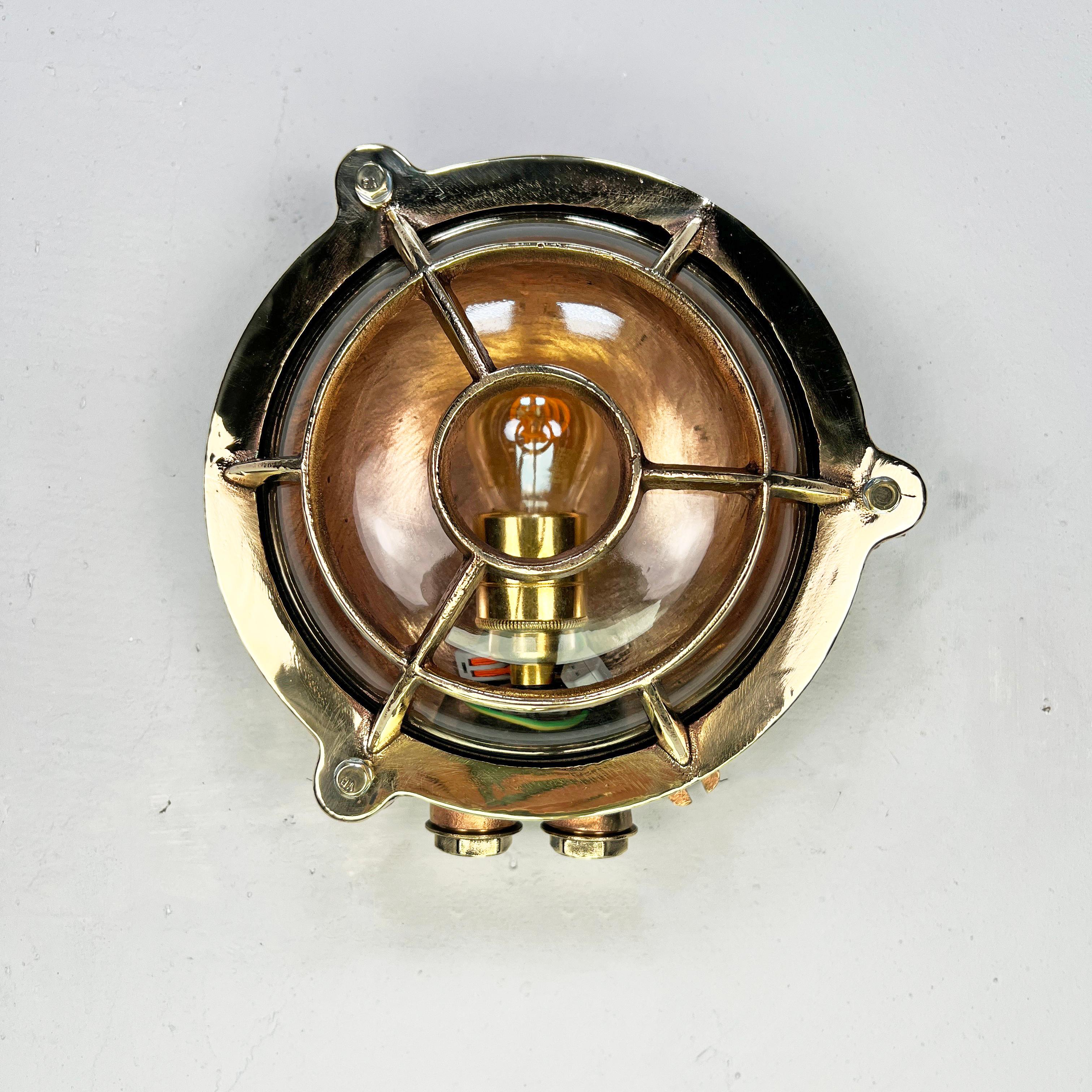 Luz de mampara circular de latón fundido alemán de los años 60 - Jaula de ojo de buey y pantalla de cristal en venta 5