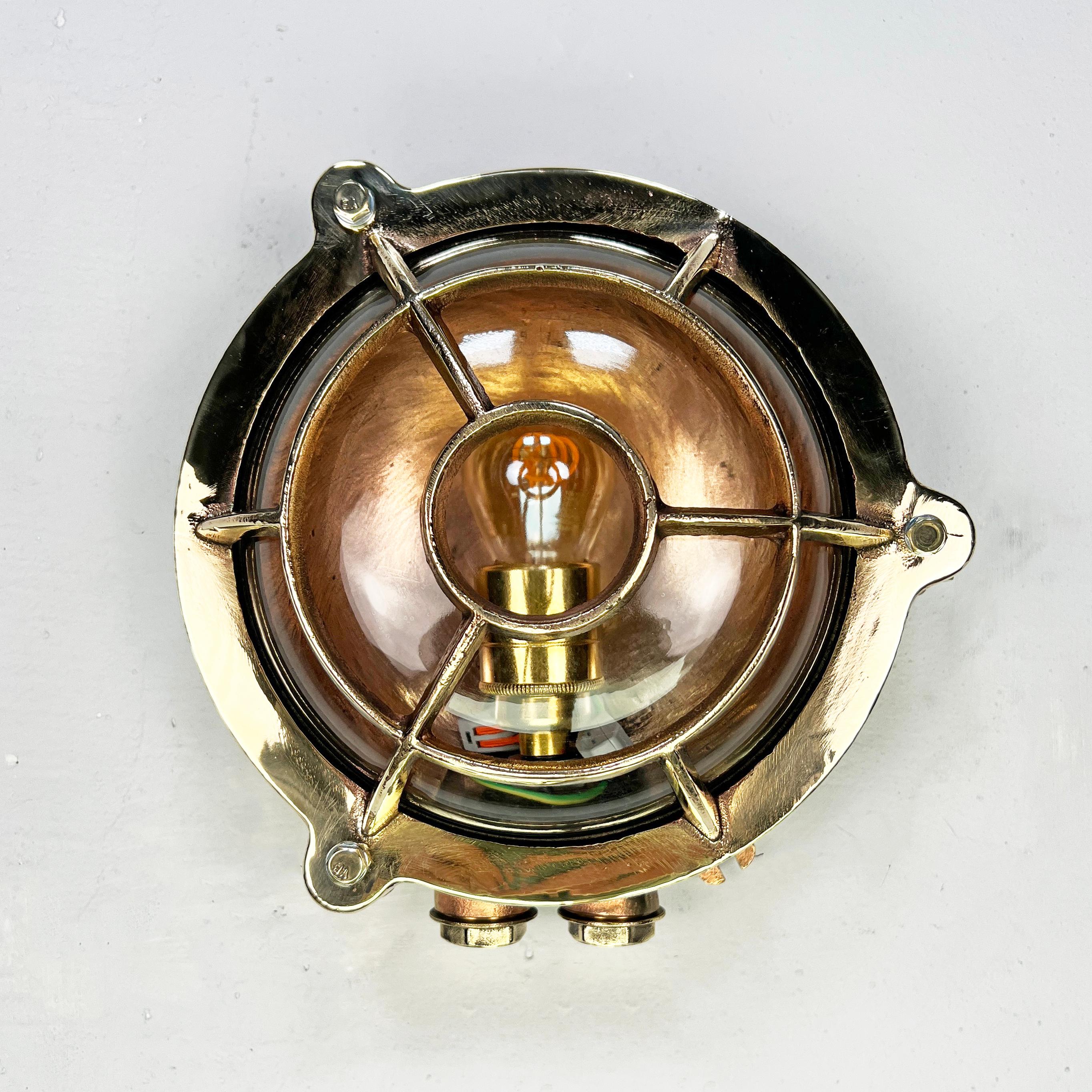 Luz de mampara circular de latón fundido alemán de los años 60 - Jaula de ojo de buey y pantalla de cristal en venta 6