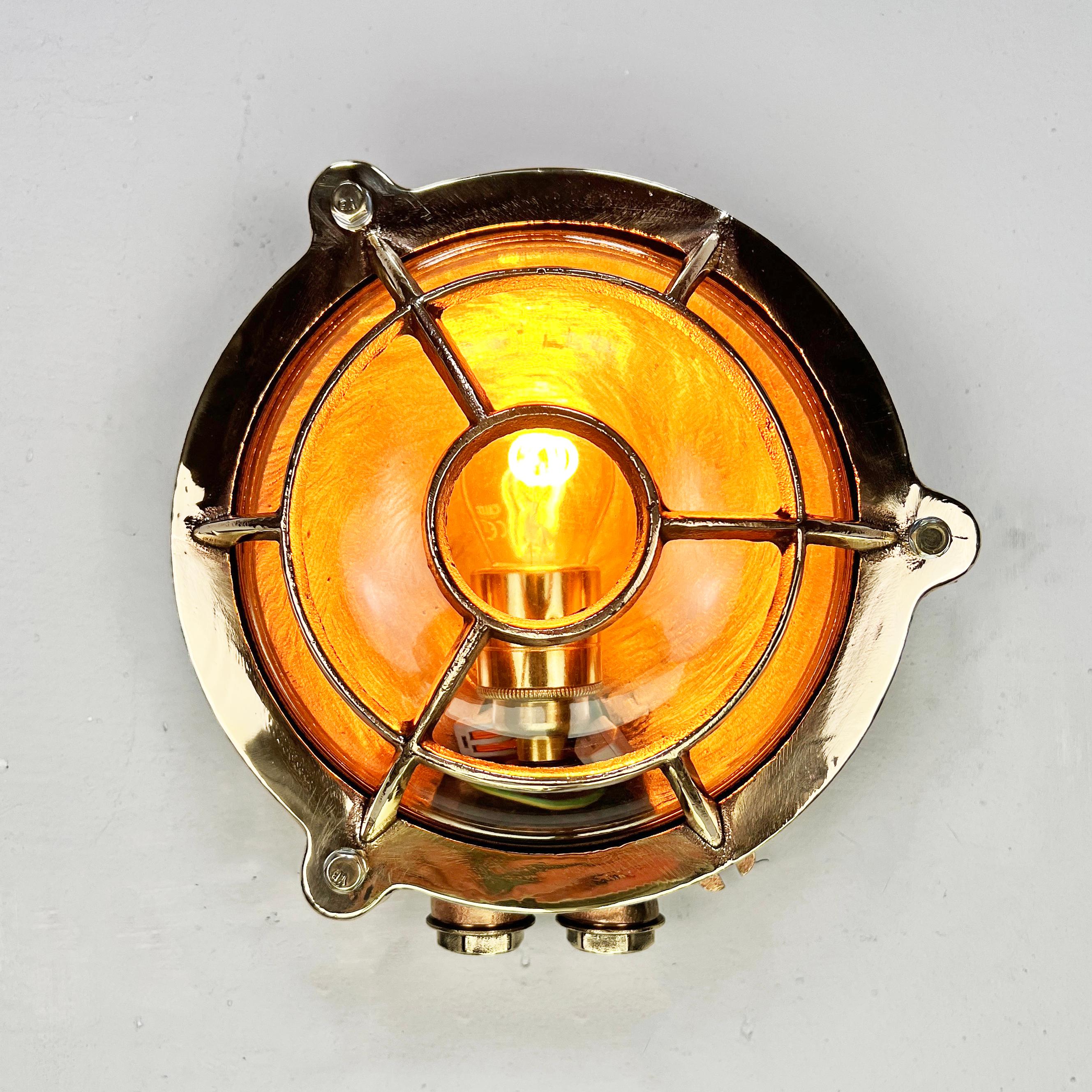 Luz de mampara circular de latón fundido alemán de los años 60 - Jaula de ojo de buey y pantalla de cristal en venta 7