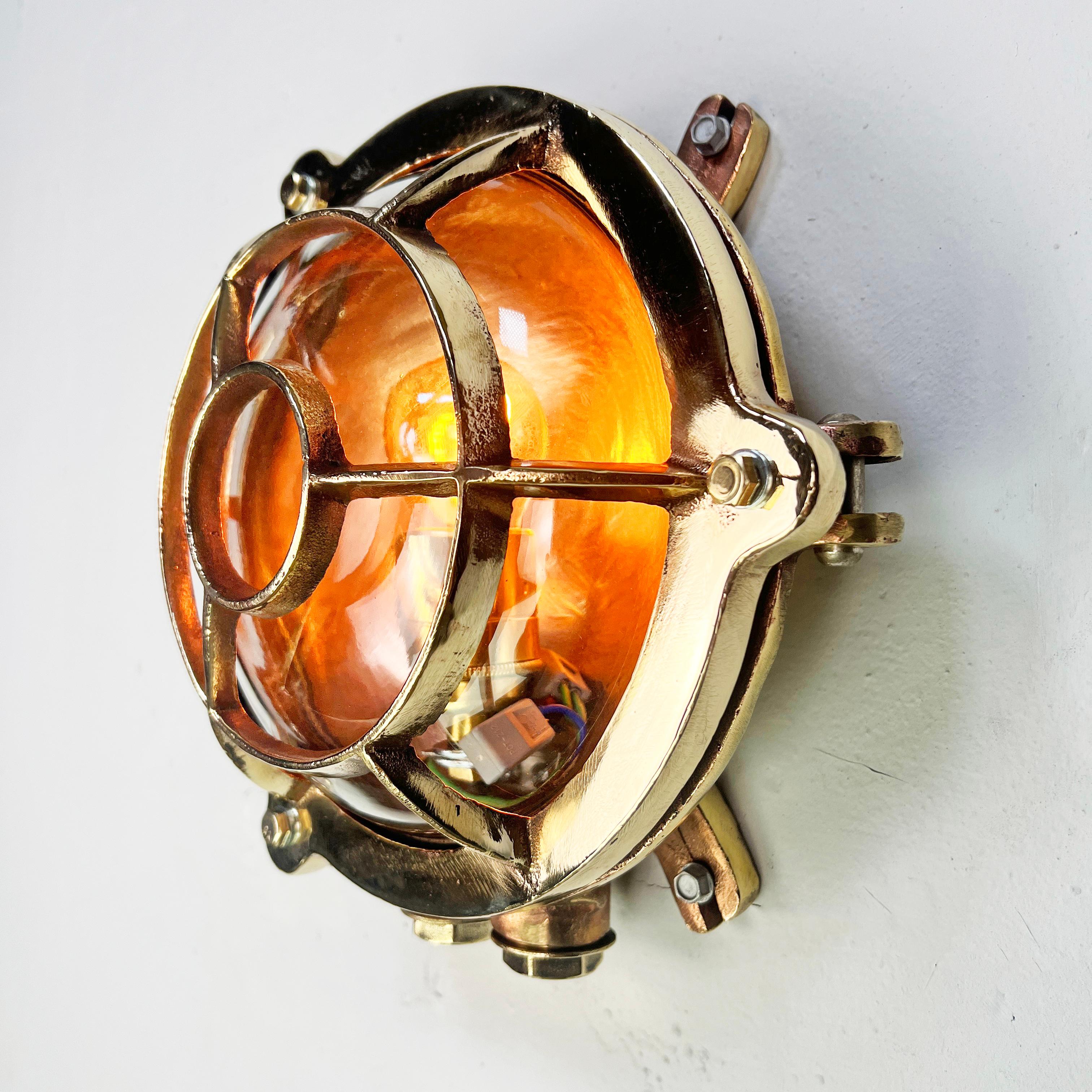 Luz de mampara circular de latón fundido alemán de los años 60 - Jaula de ojo de buey y pantalla de cristal en venta 8
