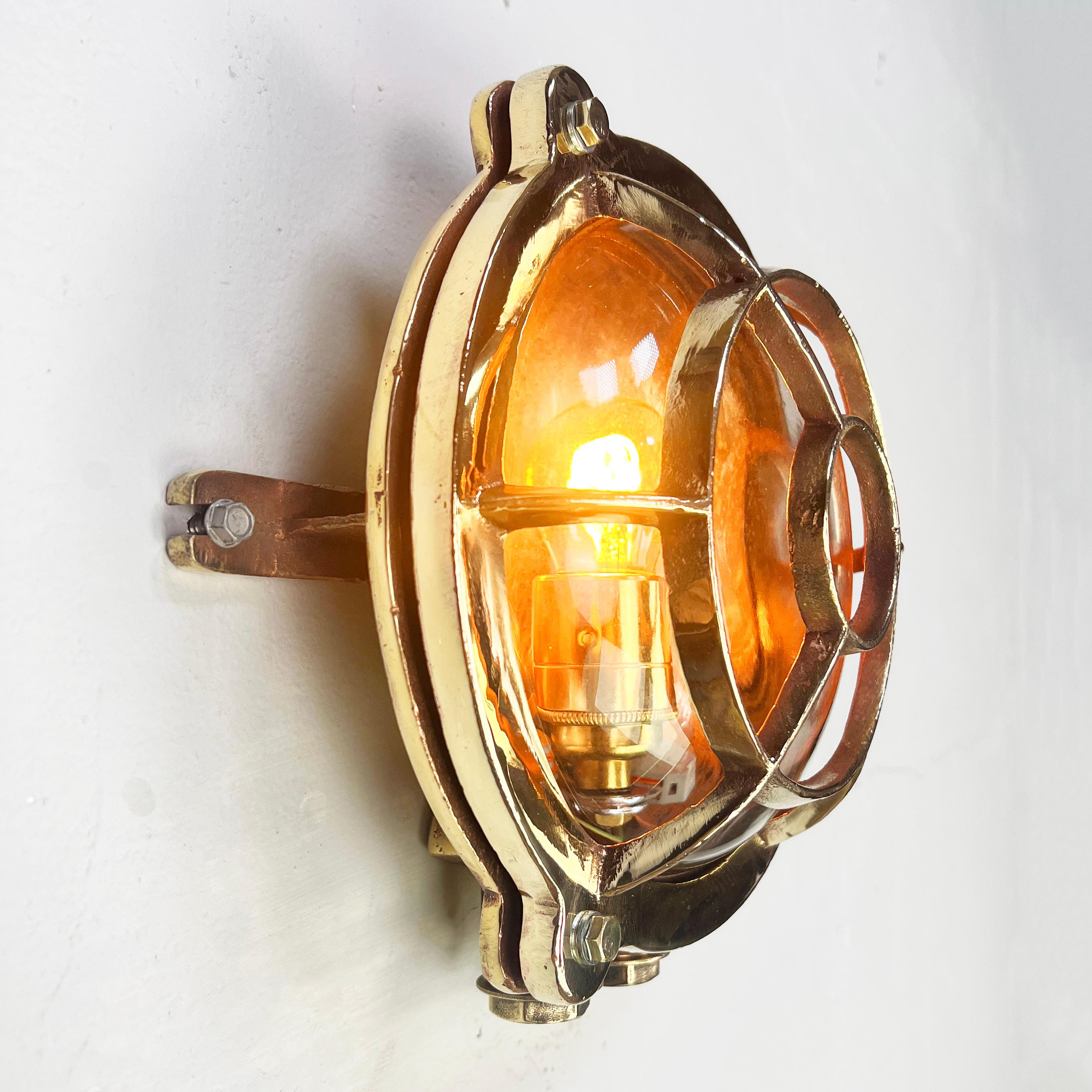 Luz de mampara circular de latón fundido alemán de los años 60 - Jaula de ojo de buey y pantalla de cristal en venta 9