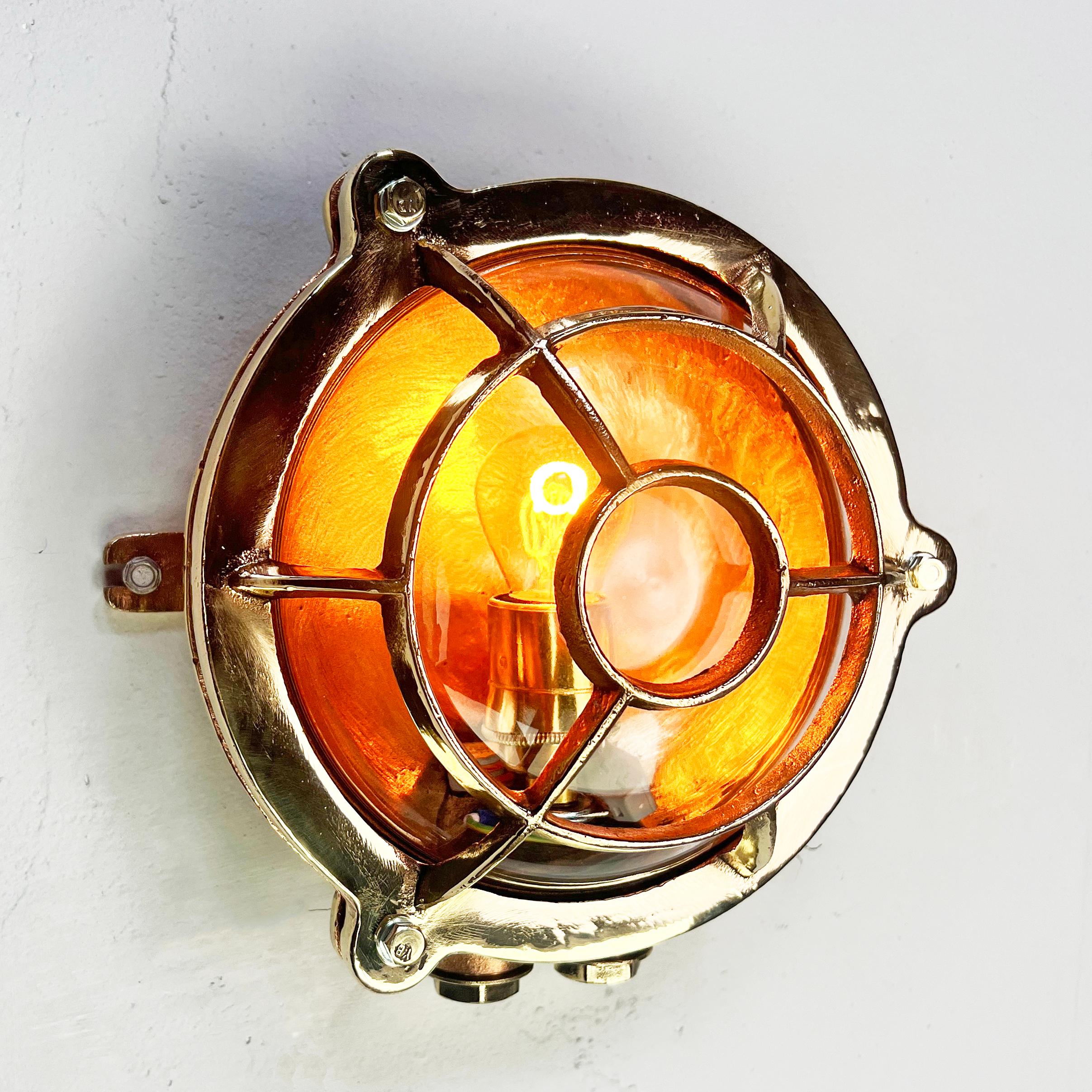 Luz de mampara circular de latón fundido alemán de los años 60 - Jaula de ojo de buey y pantalla de cristal en venta 10