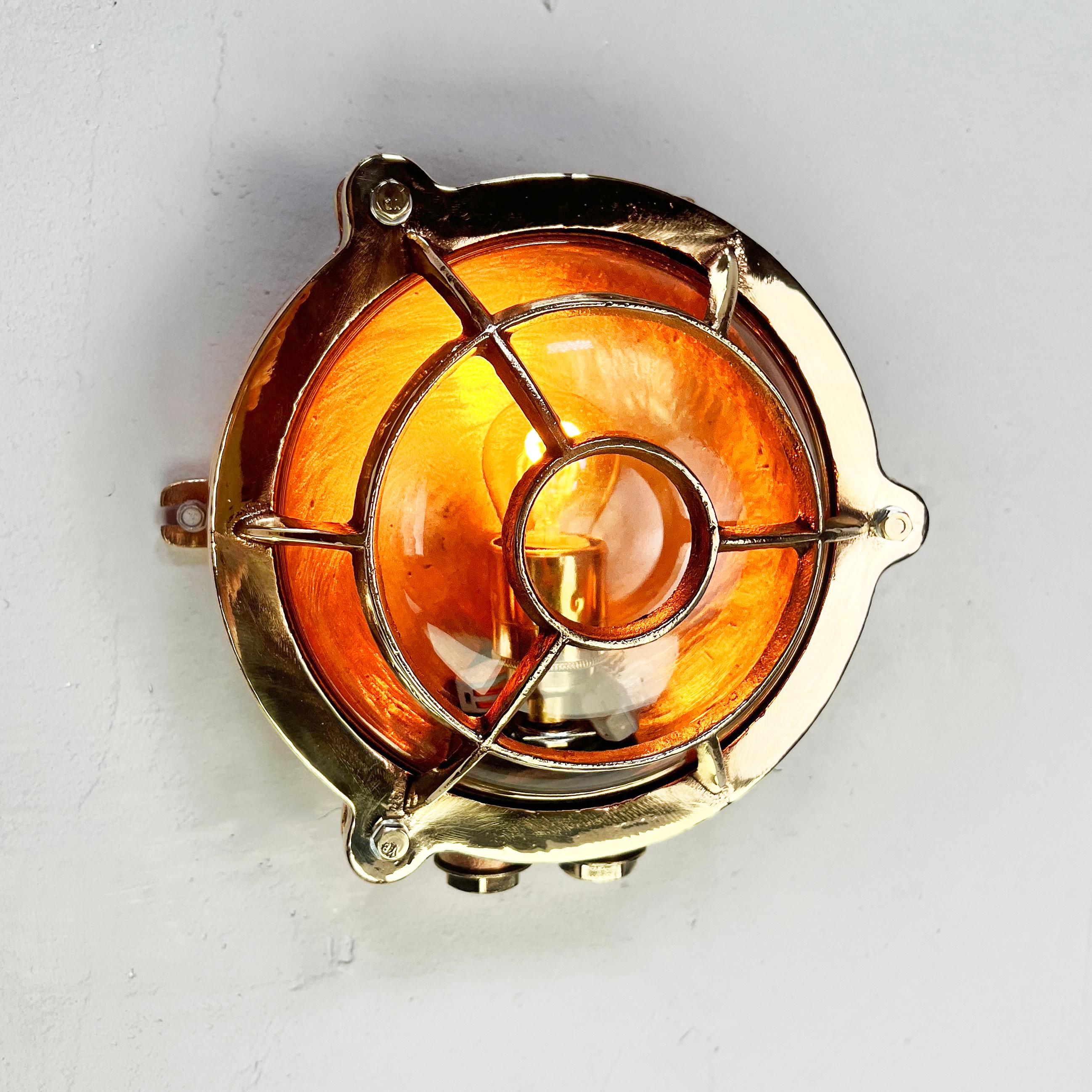 Luz de mampara circular de latón fundido alemán de los años 60 - Jaula de ojo de buey y pantalla de cristal en venta 11