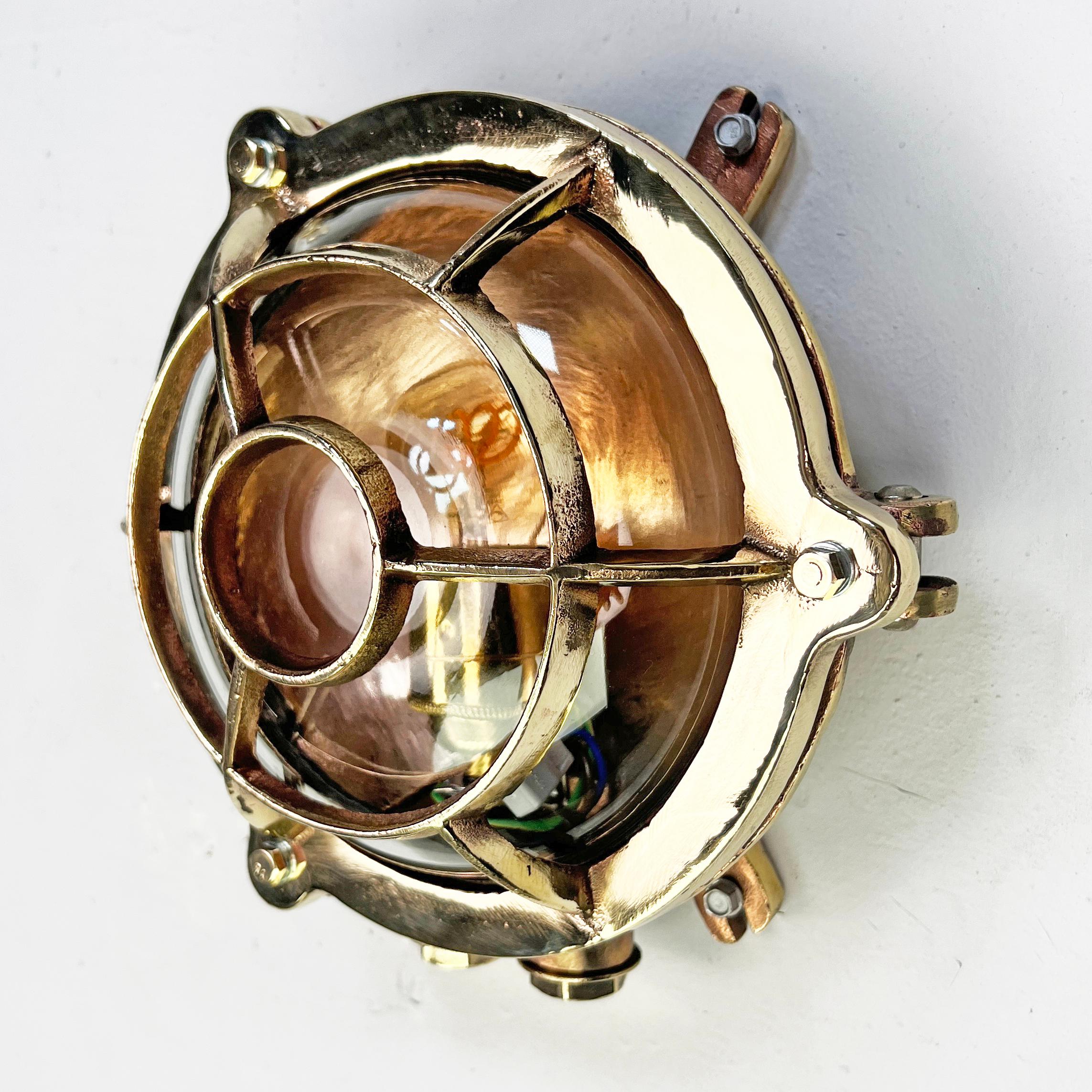 Luz de mampara circular de latón fundido alemán de los años 60 - Jaula de ojo de buey y pantalla de cristal Industrial en venta