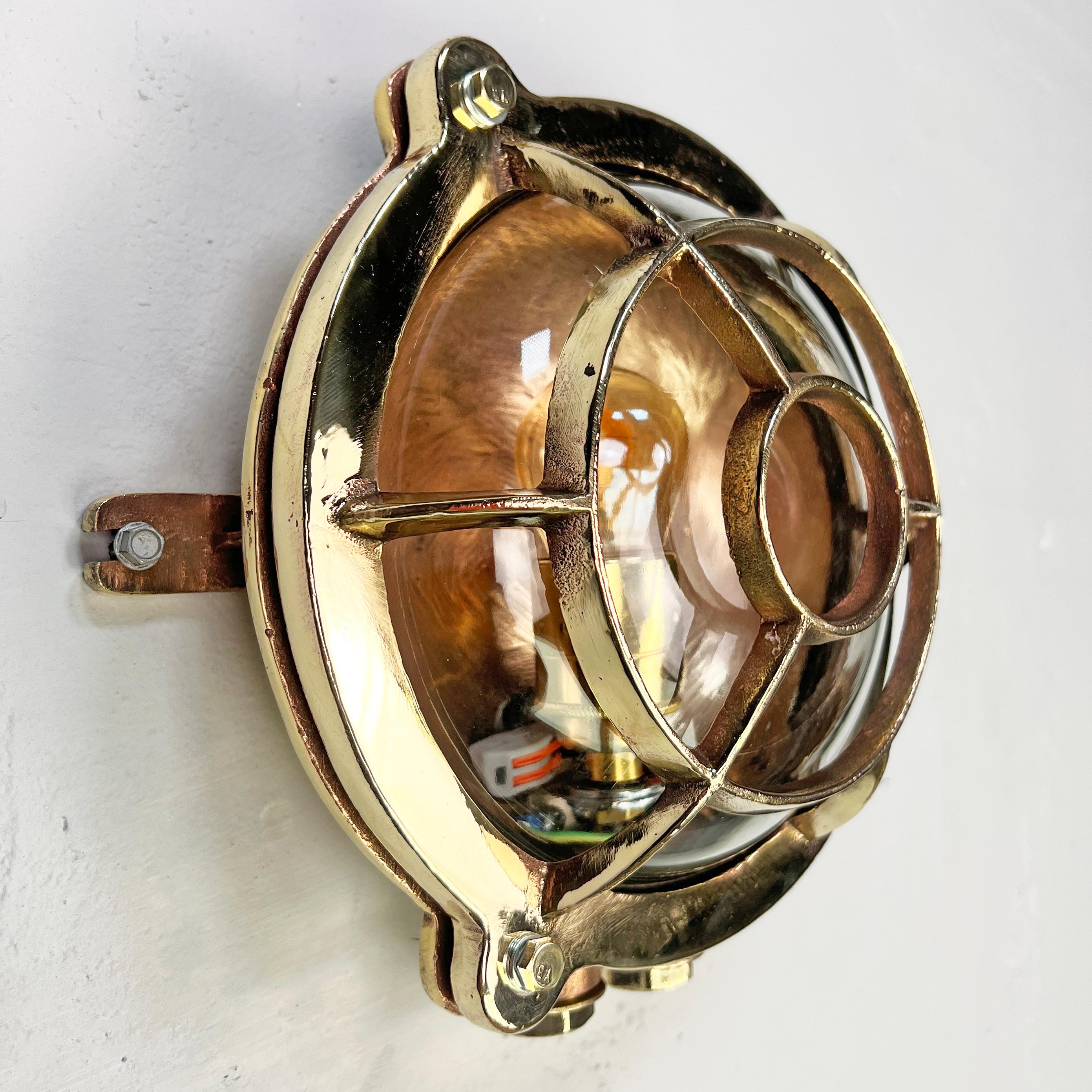 Luz de mampara circular de latón fundido alemán de los años 60 - Jaula de ojo de buey y pantalla de cristal Vaciado en venta
