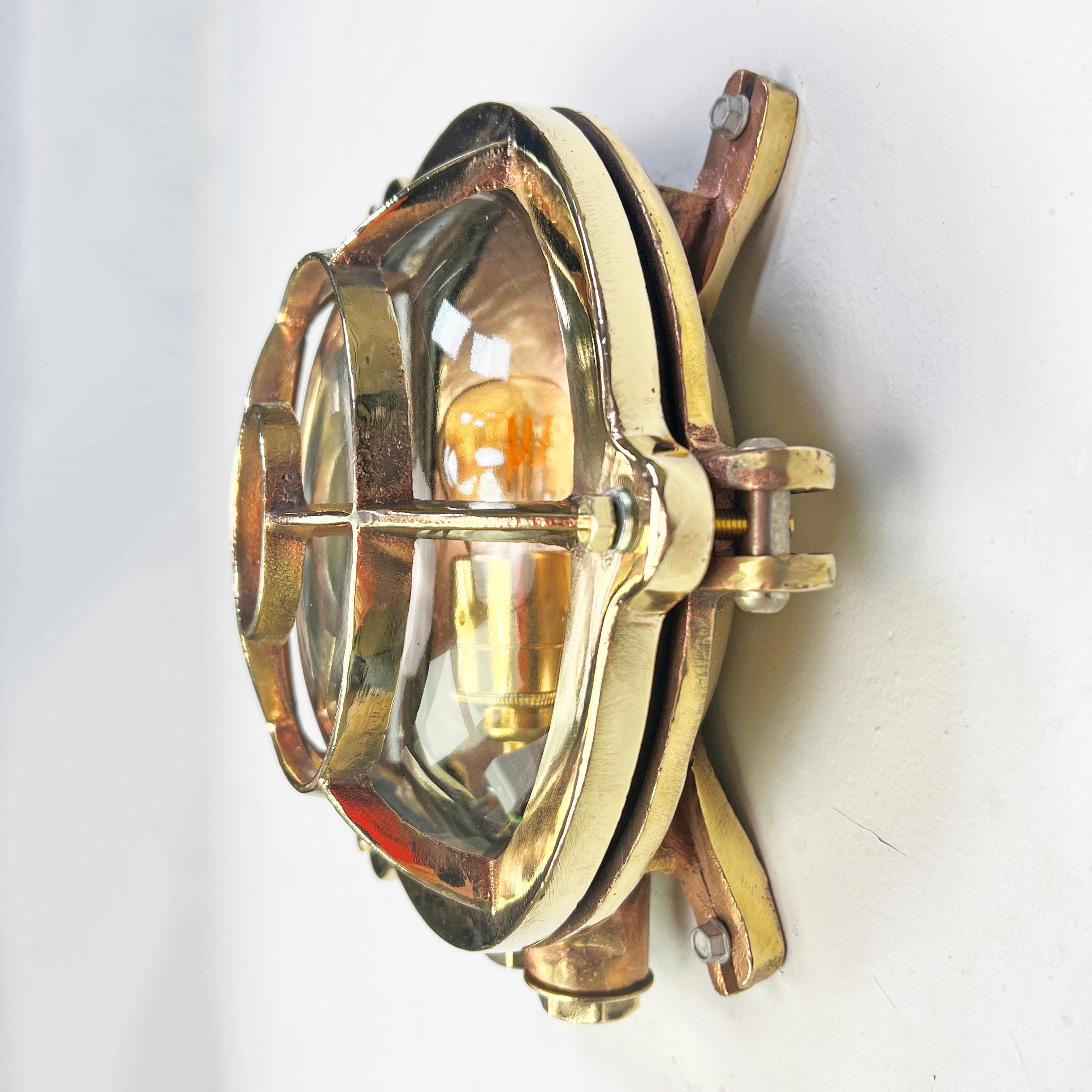 Luz de mampara circular de latón fundido alemán de los años 60 - Jaula de ojo de buey y pantalla de cristal en Bueno estado para la venta en Leicester, Leicestershire