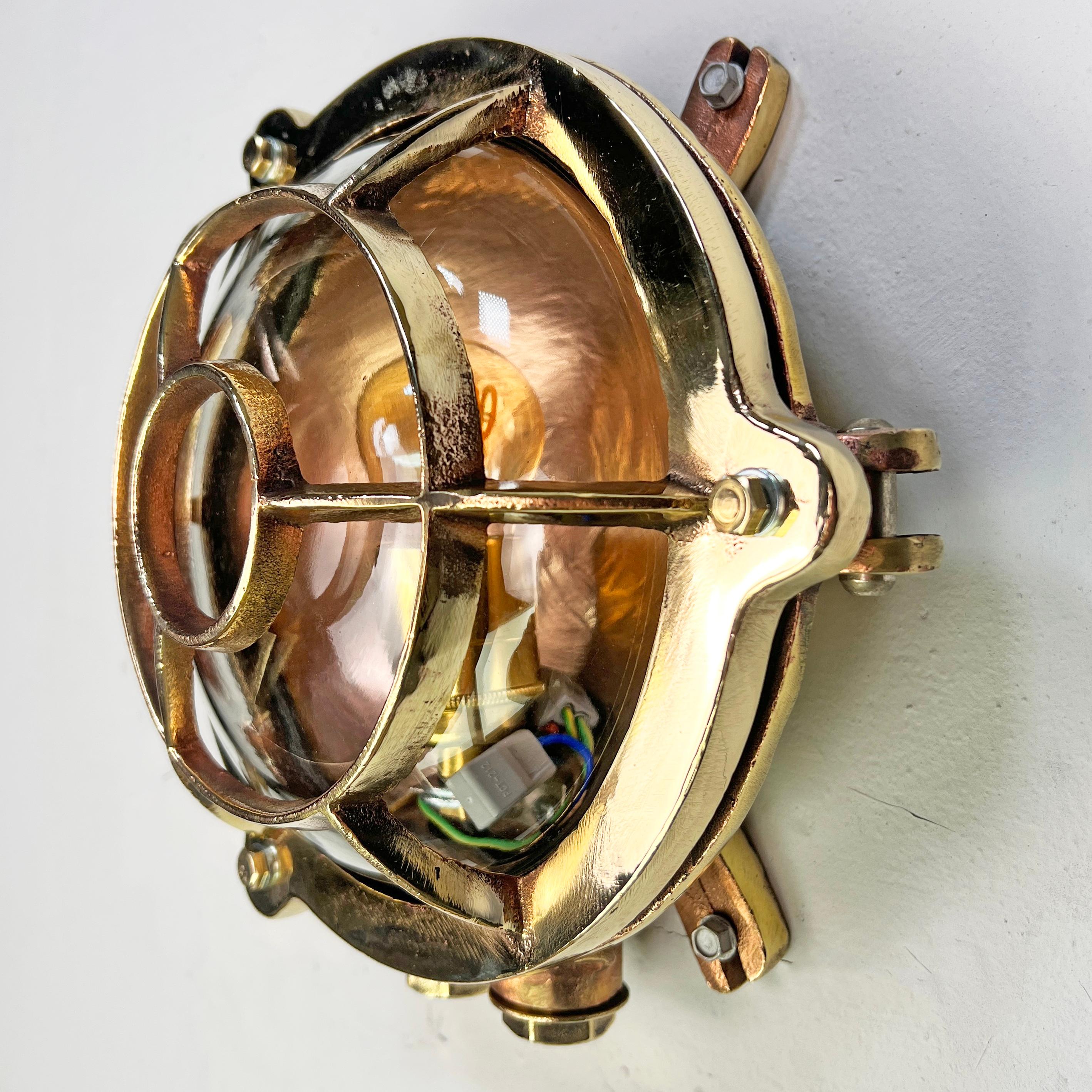Luz de mampara circular de latón fundido alemán de los años 60 - Jaula de ojo de buey y pantalla de cristal mediados del siglo XX en venta