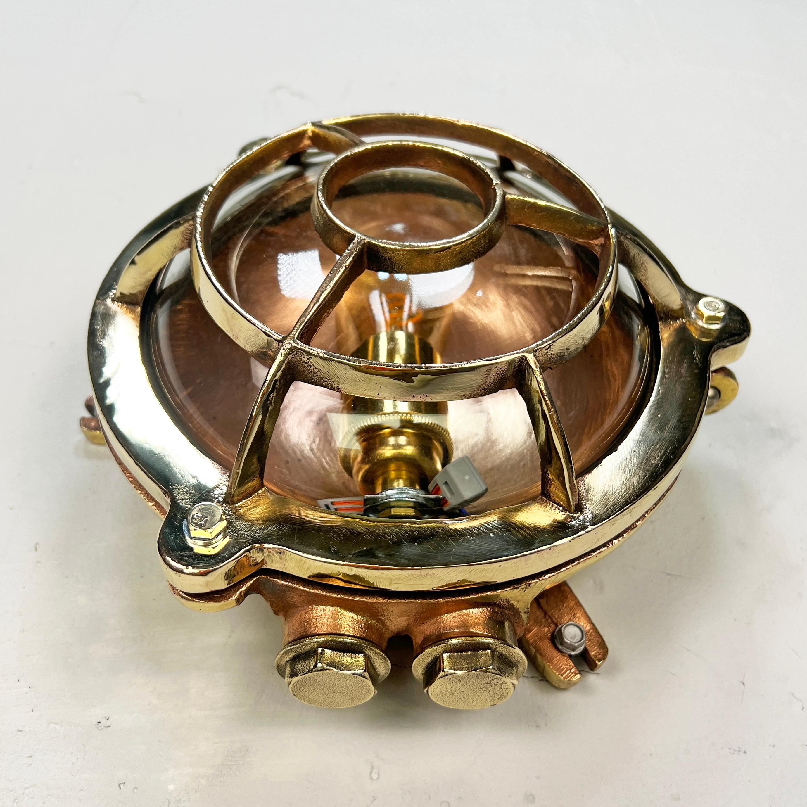 Luz de mampara circular de latón fundido alemán de los años 60 - Jaula de ojo de buey y pantalla de cristal Latón en venta