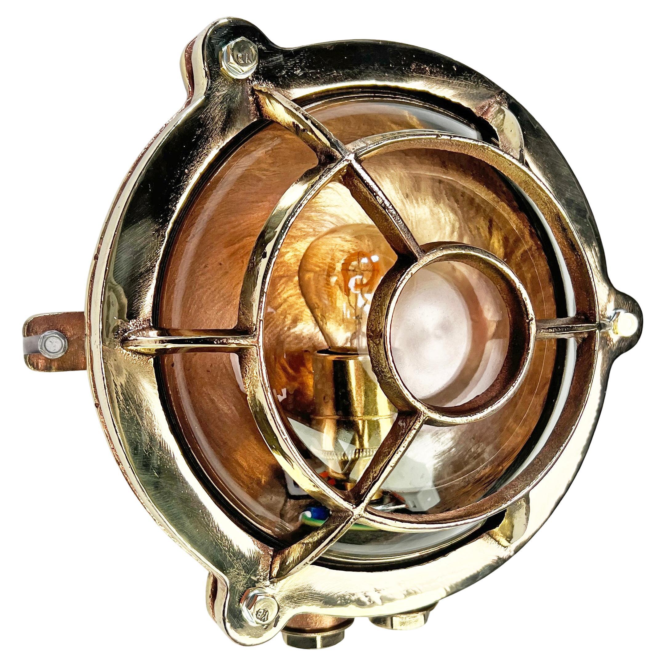 Luz de mampara circular de latón fundido alemán de los años 60 - Jaula de ojo de buey y pantalla de cristal