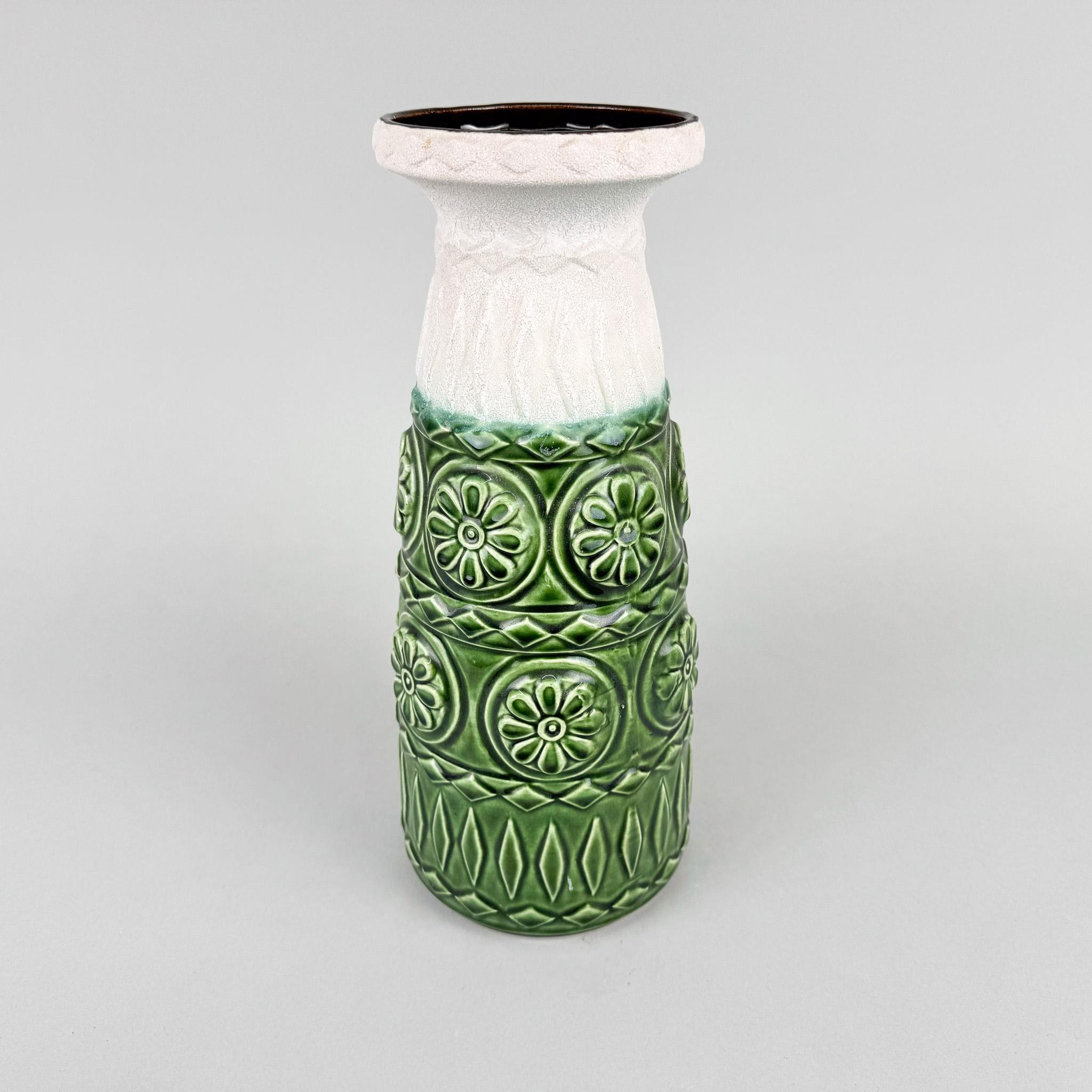  Vaso alto in ceramica di colore bianco e verde. La parte verde è stata smaltata. Prodotto in Germania negli anni '60. La Bay ceramics fu fondata negli anni '30 da Eduard Bay e chiuse negli anni '70.