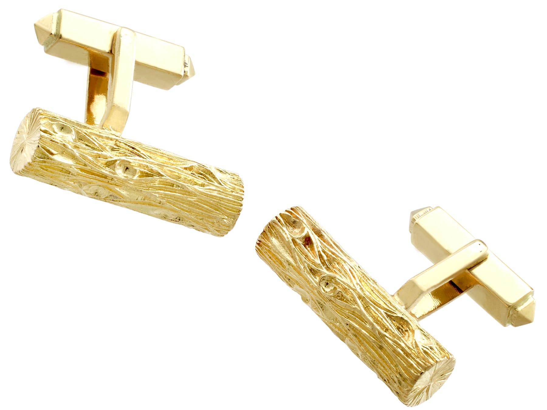 An impressive pair of vintage 18 karat yellow gold gent's cufflinks; part of our diverse vintage jewelry collections.

These fine and impressive vintage gold cufflinks have been crafted in 18k yellow gold.

The anterior links have a cylindrical