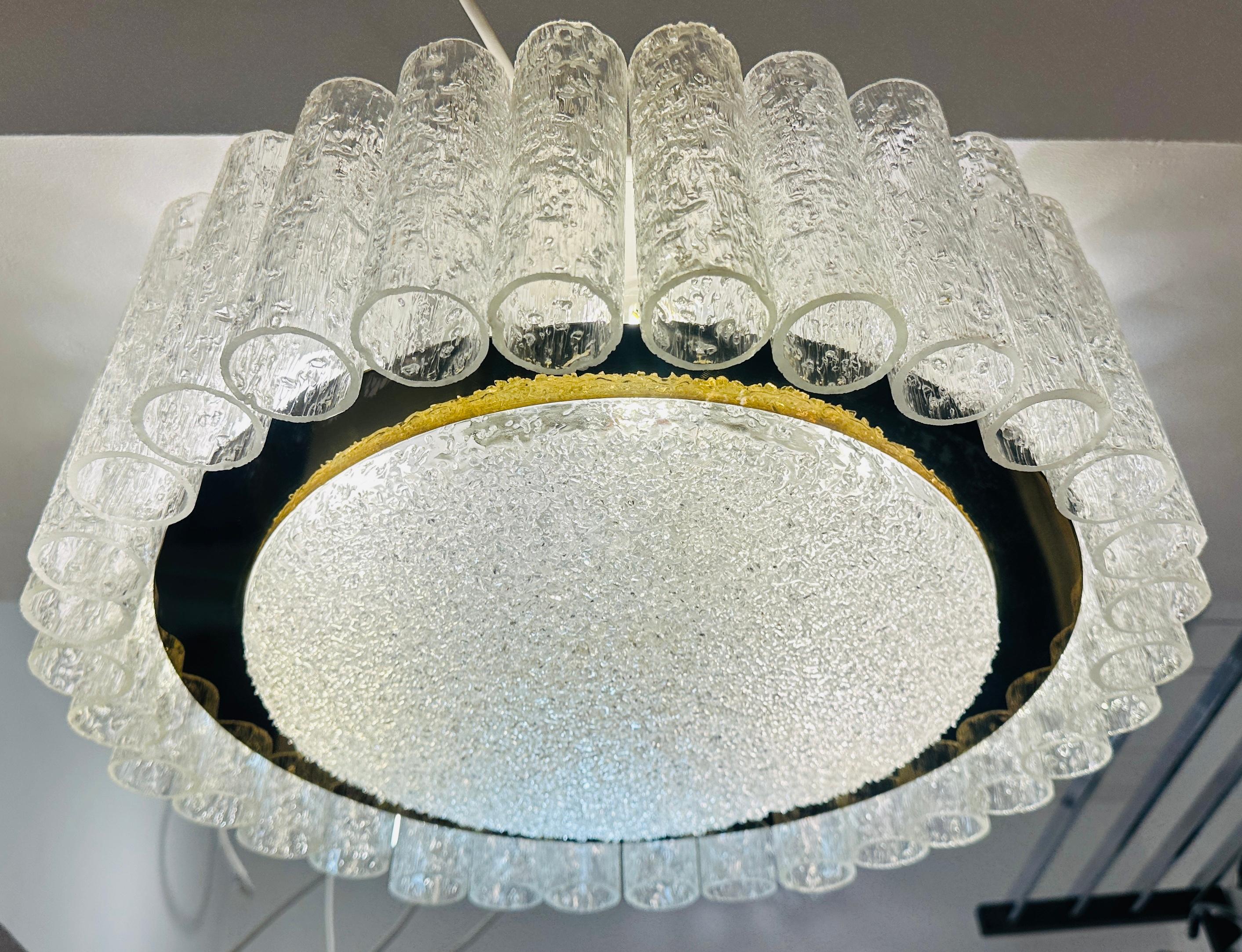 Hollywood Regency Plafoniera a incasso in vetro tubolare e ottone Doria Leuchten degli anni '60 in vendita