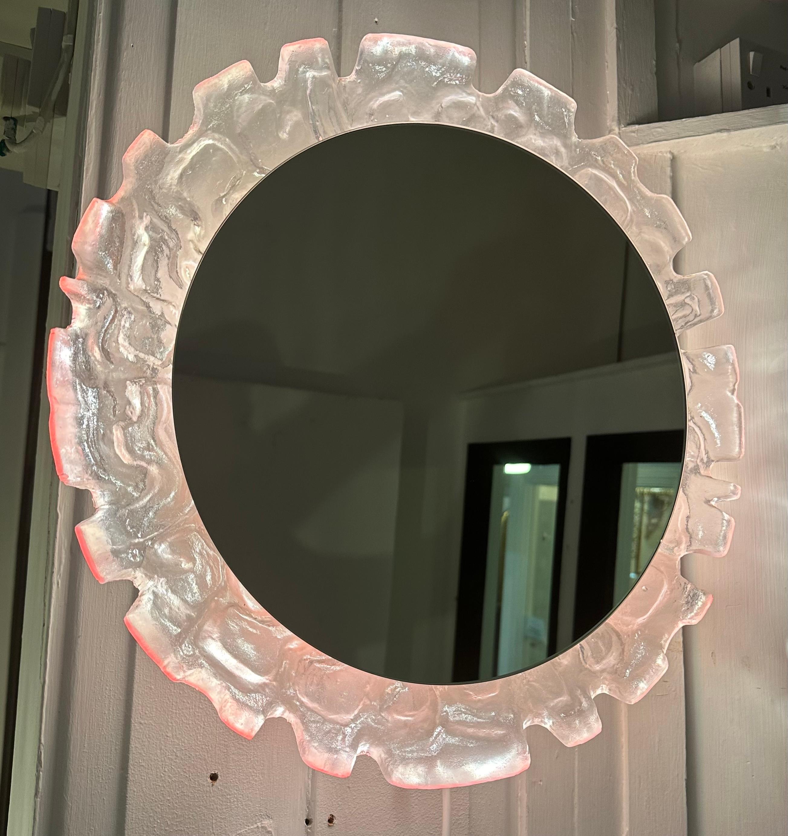 1960er Jahre Vintage Deutsch beleuchtete Lucite verspiegelte Glaswand Spiegel hergestellt von Erco.  Der runde Spiegel hängt in einem ungewöhnlichen, abstrakt geformten und strukturierten Rahmen aus geformtem Lucit, der hinterleuchtet ist.  

Es
