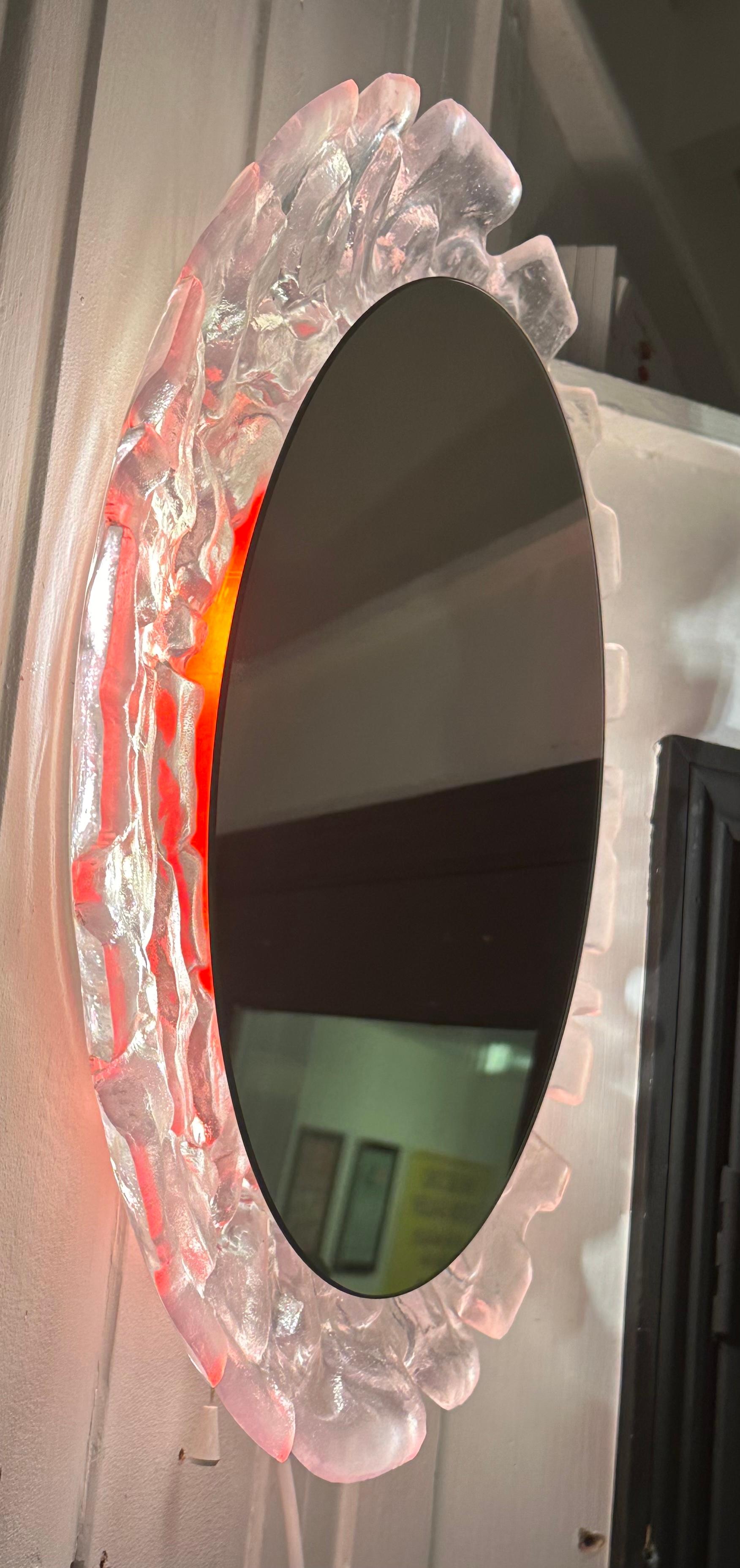 Deutscher Erco-Wandspiegel aus beleuchtetem Lucite-Rotem, gespiegeltem Glas mit Lucite-Schirm, 1960er Jahre im Zustand „Gut“ im Angebot in London, GB