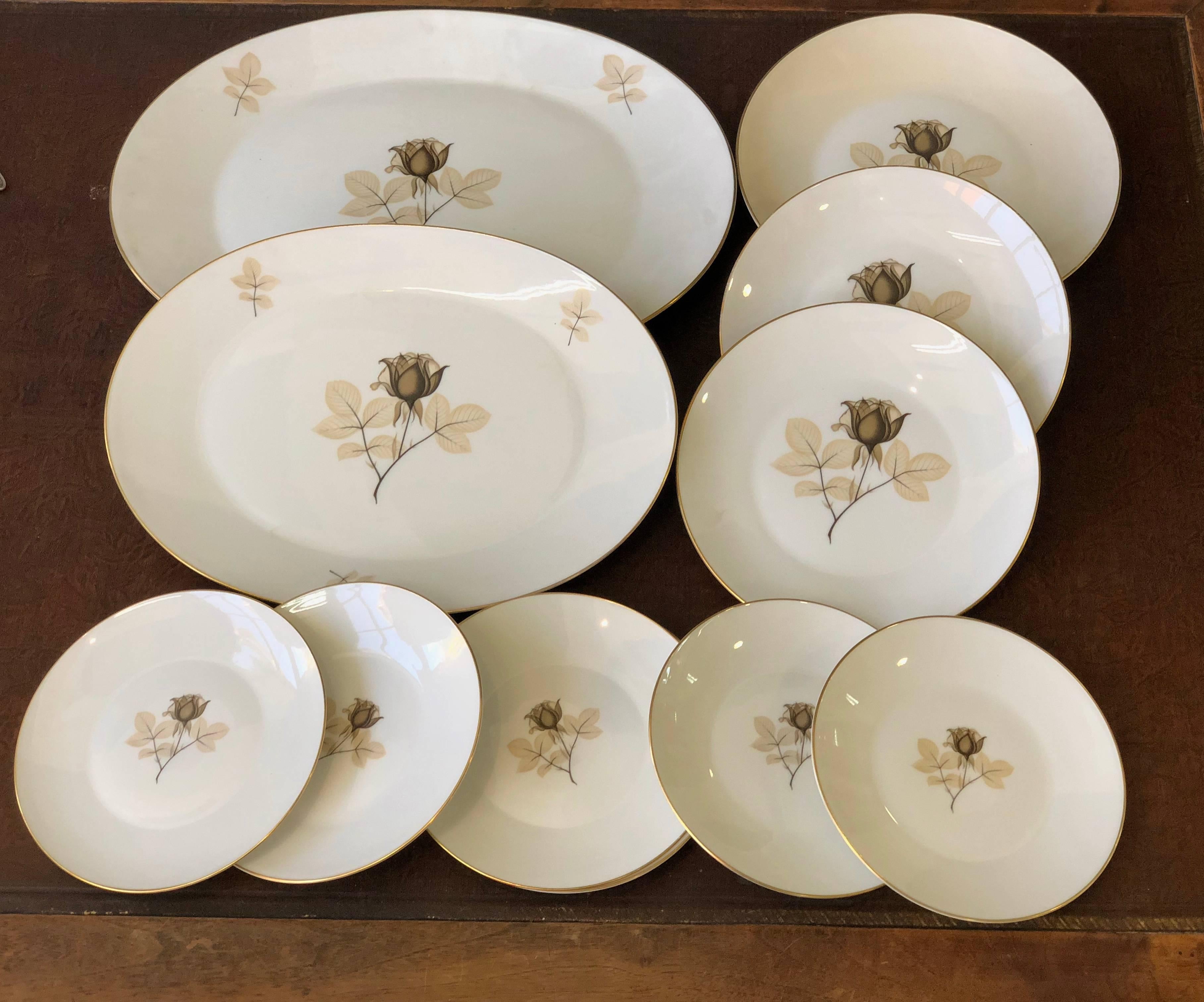 Hand-Painted 1960s German Flower Porcelain 24-Karat Gold Plates Set of 11 by Rosenthal For Sale