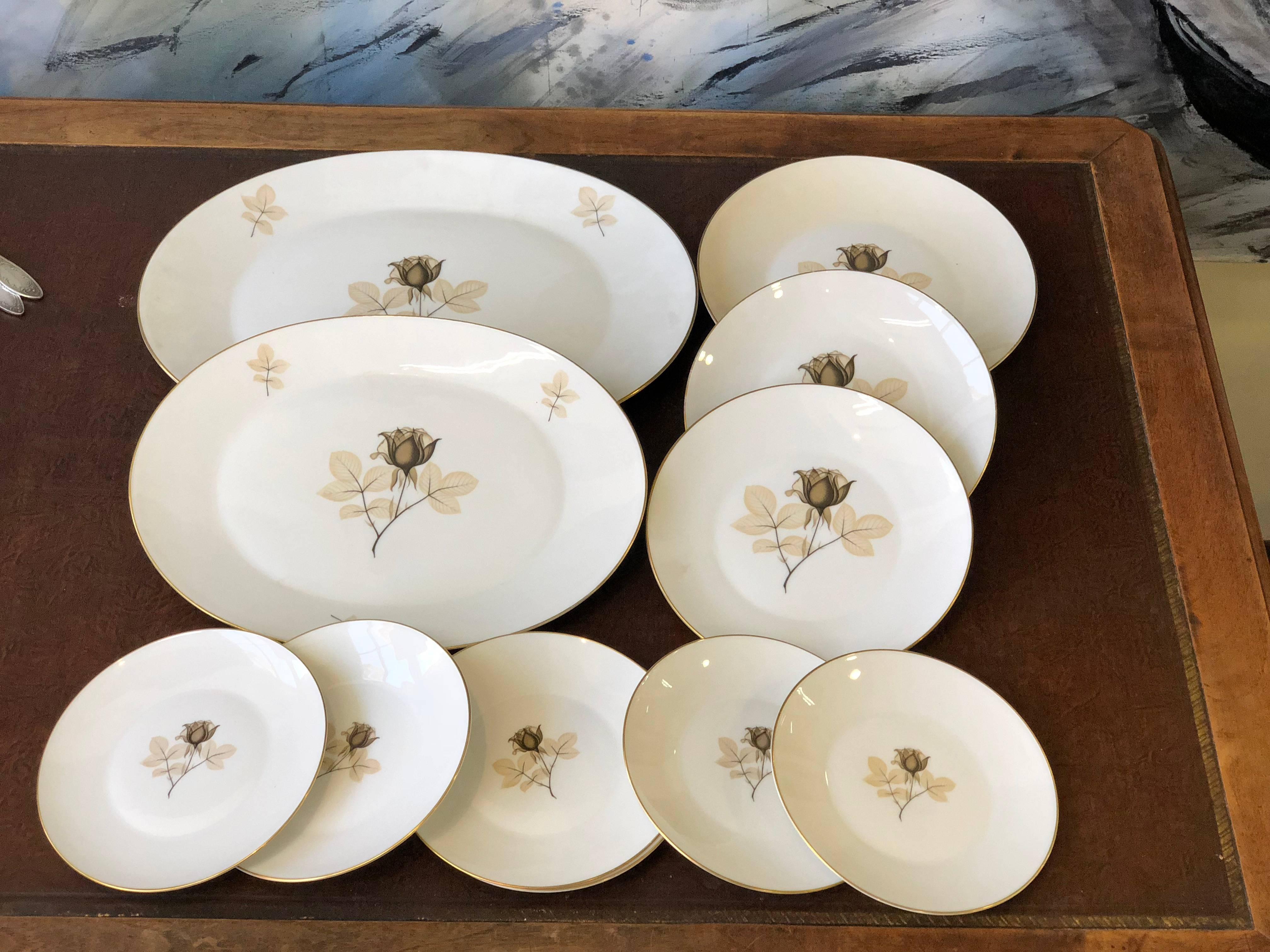 Peint à la main Lot de 11 assiettes allemandes en porcelaine à fleurs des années 1960 en or 24 carats de Rosenthal en vente