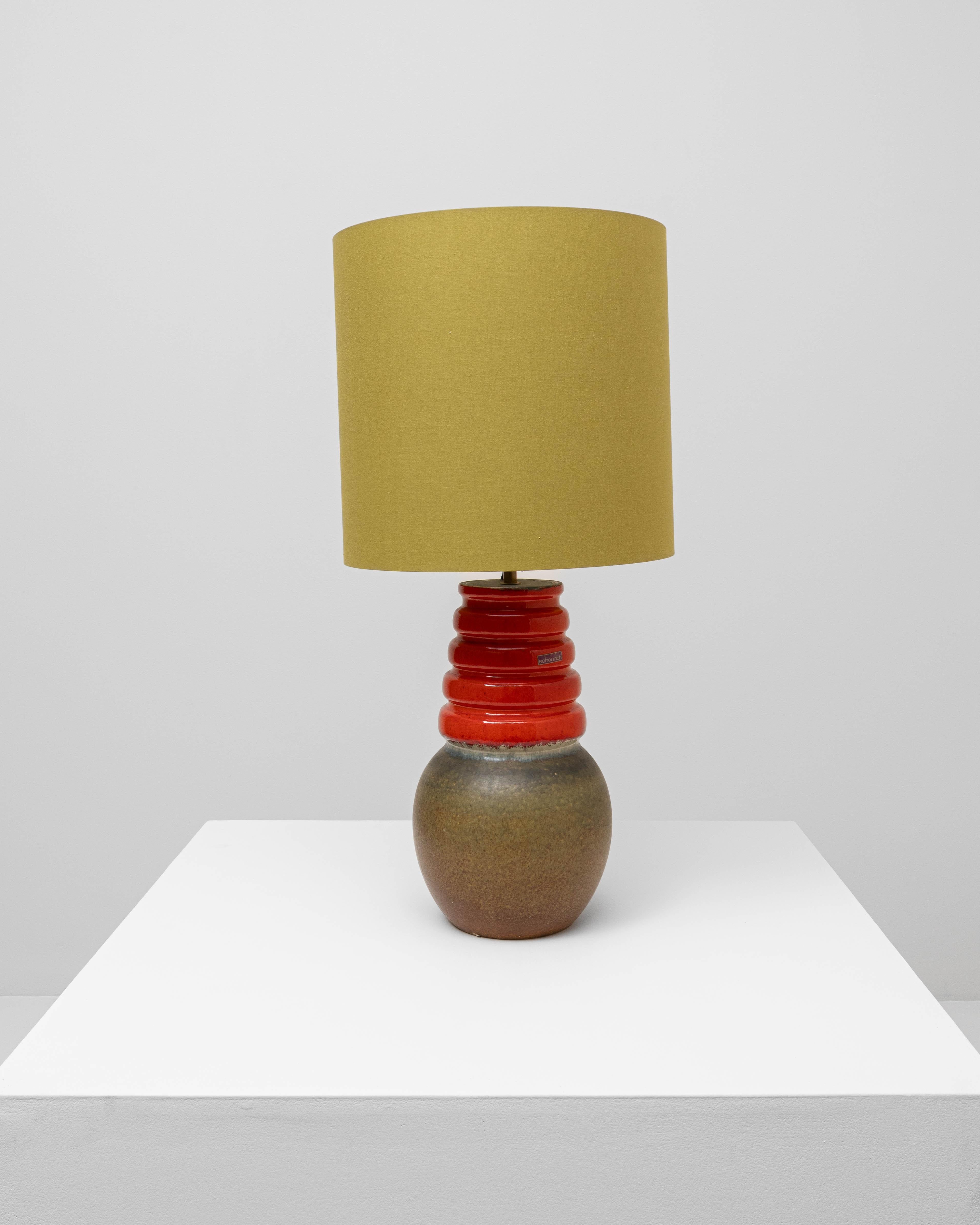 Lampe de table allemande des années 1960 en céramique verte et rouge Bon état - En vente à High Point, NC