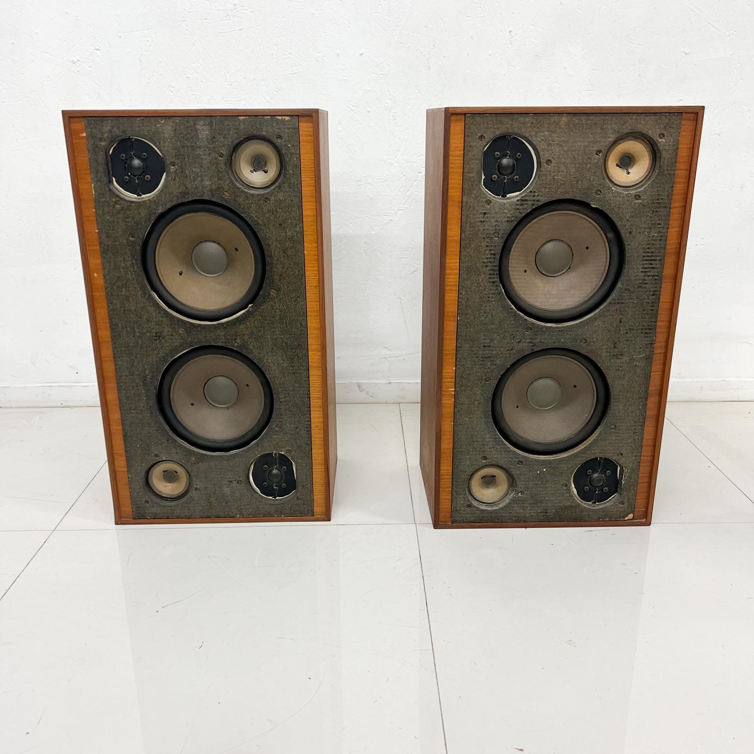 1960s Pair of vintage grundig HiFi loud speakers from Germany.
Walnut wood frame. No covers. Specs are on the back.
Measures: 25.75 tall x 14.25 wide x 10 deep.
Preowned unrestored vintage condition.
See images please.