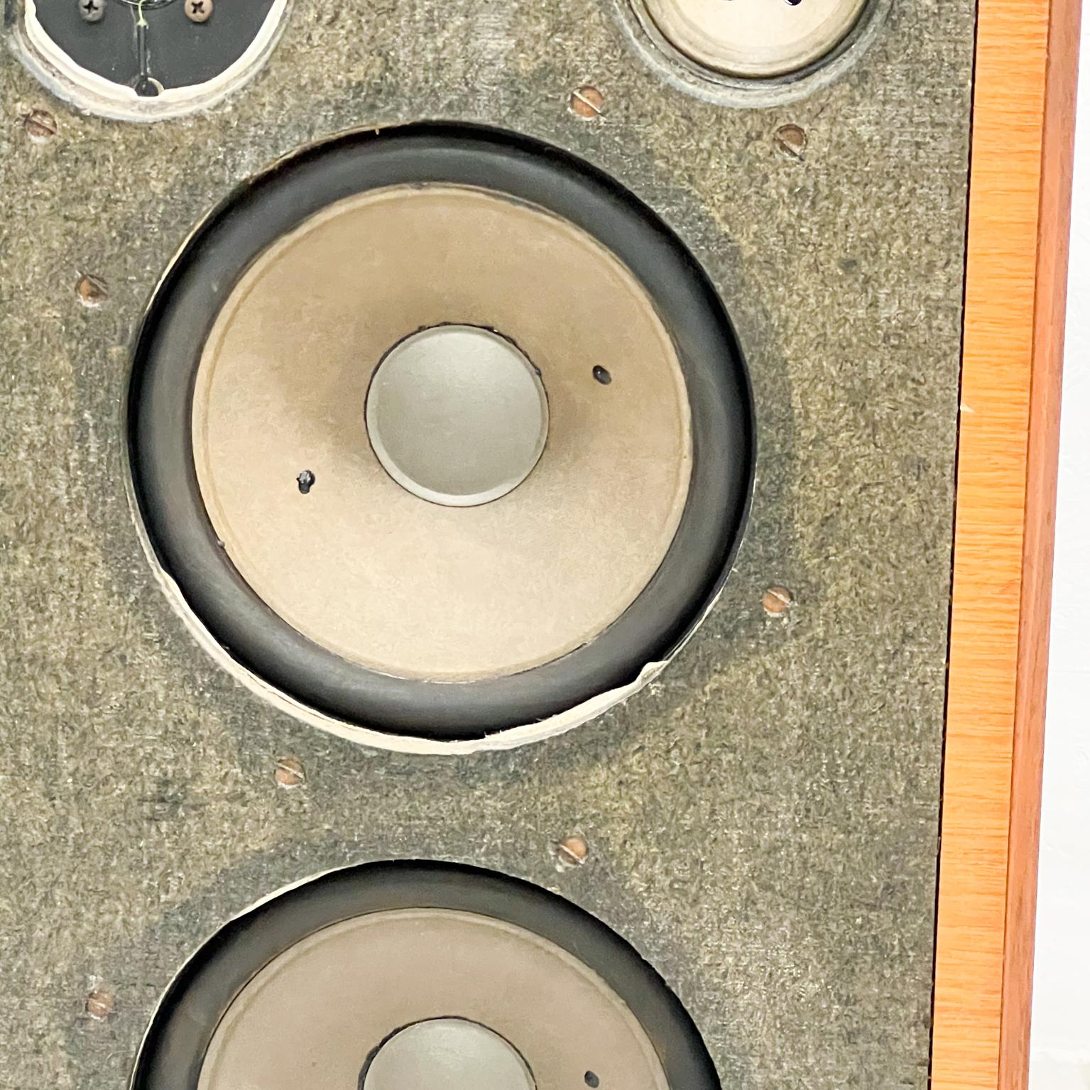 Altavoces alemanes Grundig Hifi Vintage de los años 60 en madera de nogal Moderno de mediados de siglo