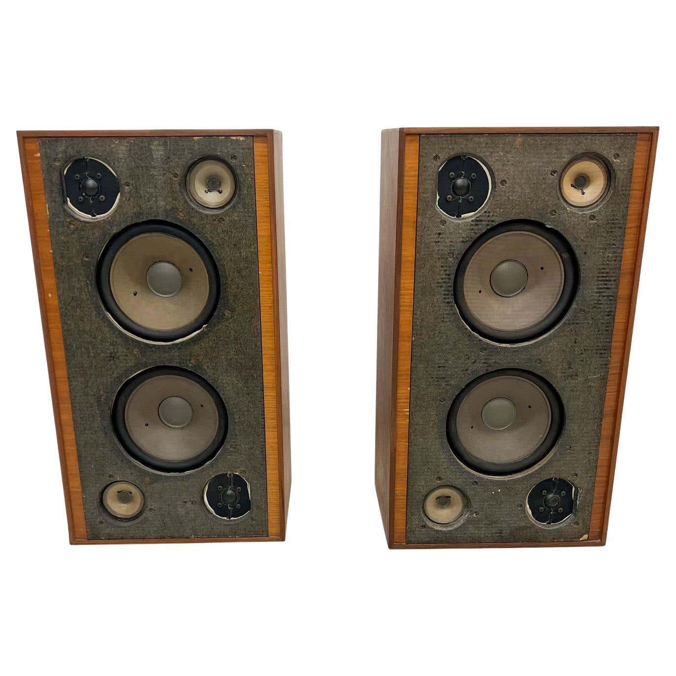 1960s German Grundig Hifi Vintage Loudspeakers In Walnut Wood For Sale 1960s-german-grundig-hifi-vintage-loudspeakers-in-walnut-wood-for-sale