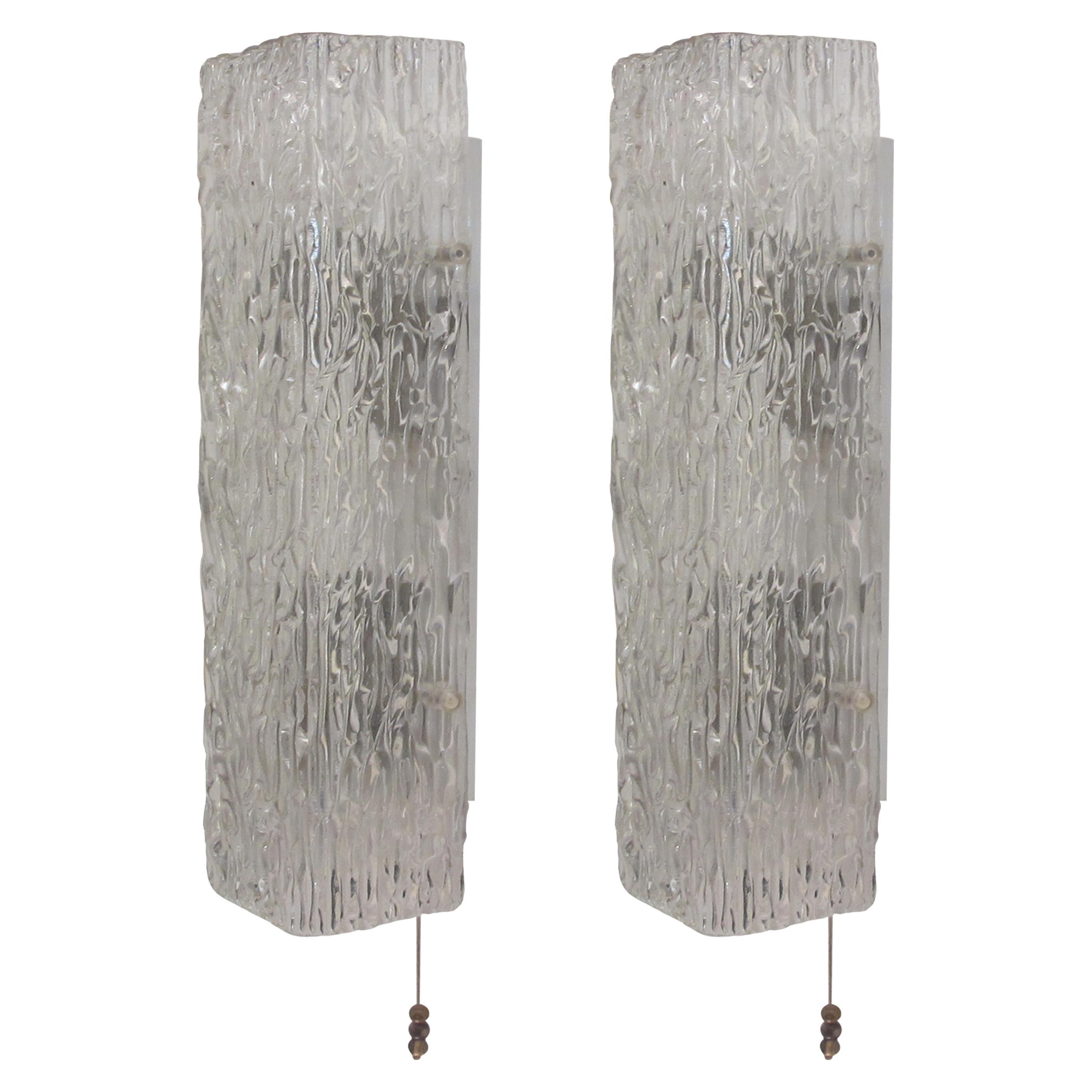 Mid-Century moderno Coppia di grandi lampade da parete rettangolari in vetro ghiaccio tedesco del 1960 di Kalmar in vendita