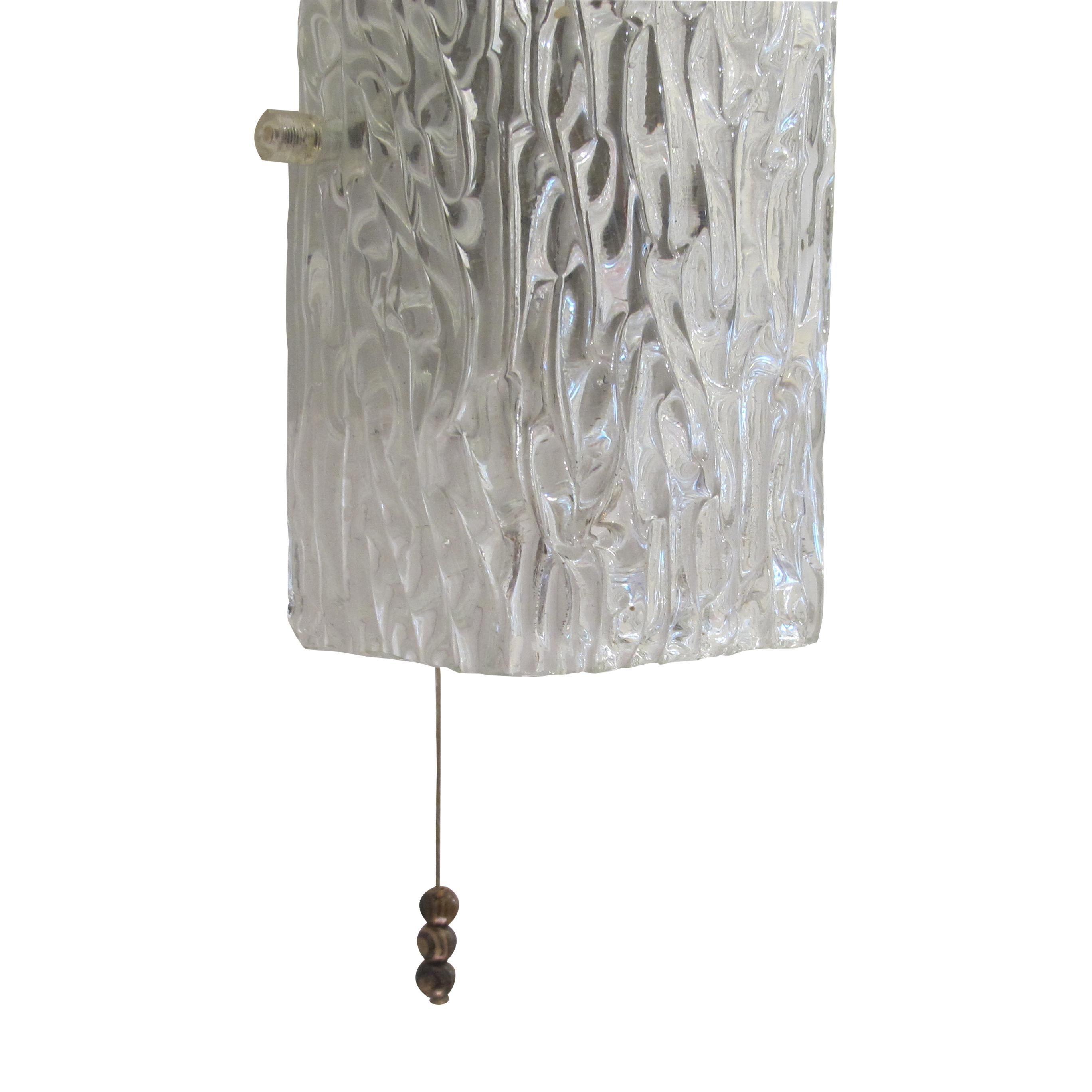 Metà XX secolo Coppia di grandi lampade da parete rettangolari in vetro ghiaccio tedesco del 1960 di Kalmar in vendita