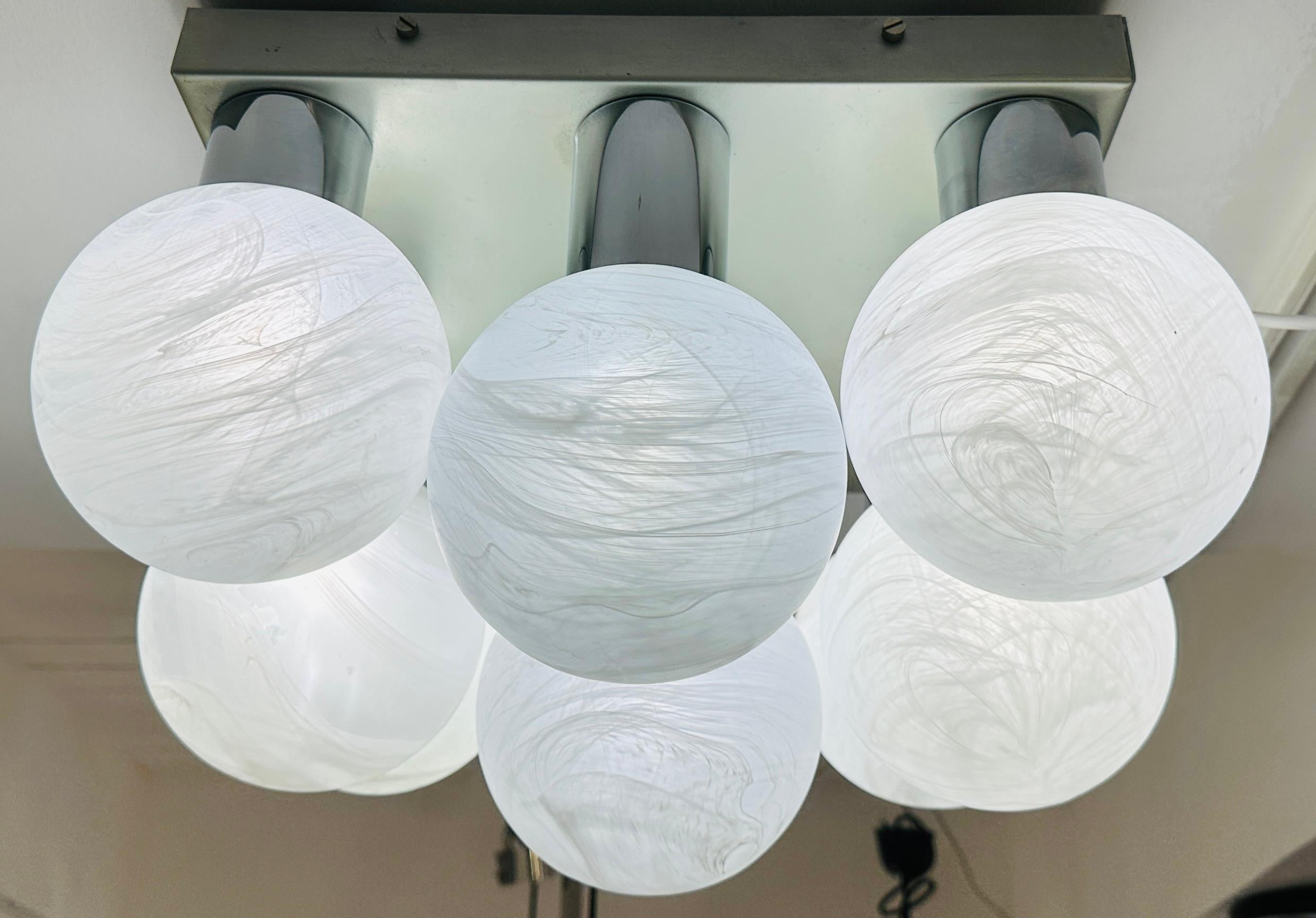 1960s German Leclaire Schäfer 9 Frosted Globe Flush Mount Ceiling Light im Zustand „Gut“ im Angebot in London, GB