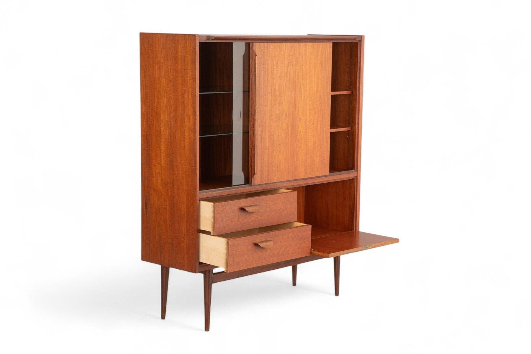 Origine: Germania
Progettista: Sconosciuto
Produttore: Sconosciuto
Epoca: anni '60
Materiali: Teak
Misure: 45,5″ di larghezza x 16″ di profondità x 53″ di altezza