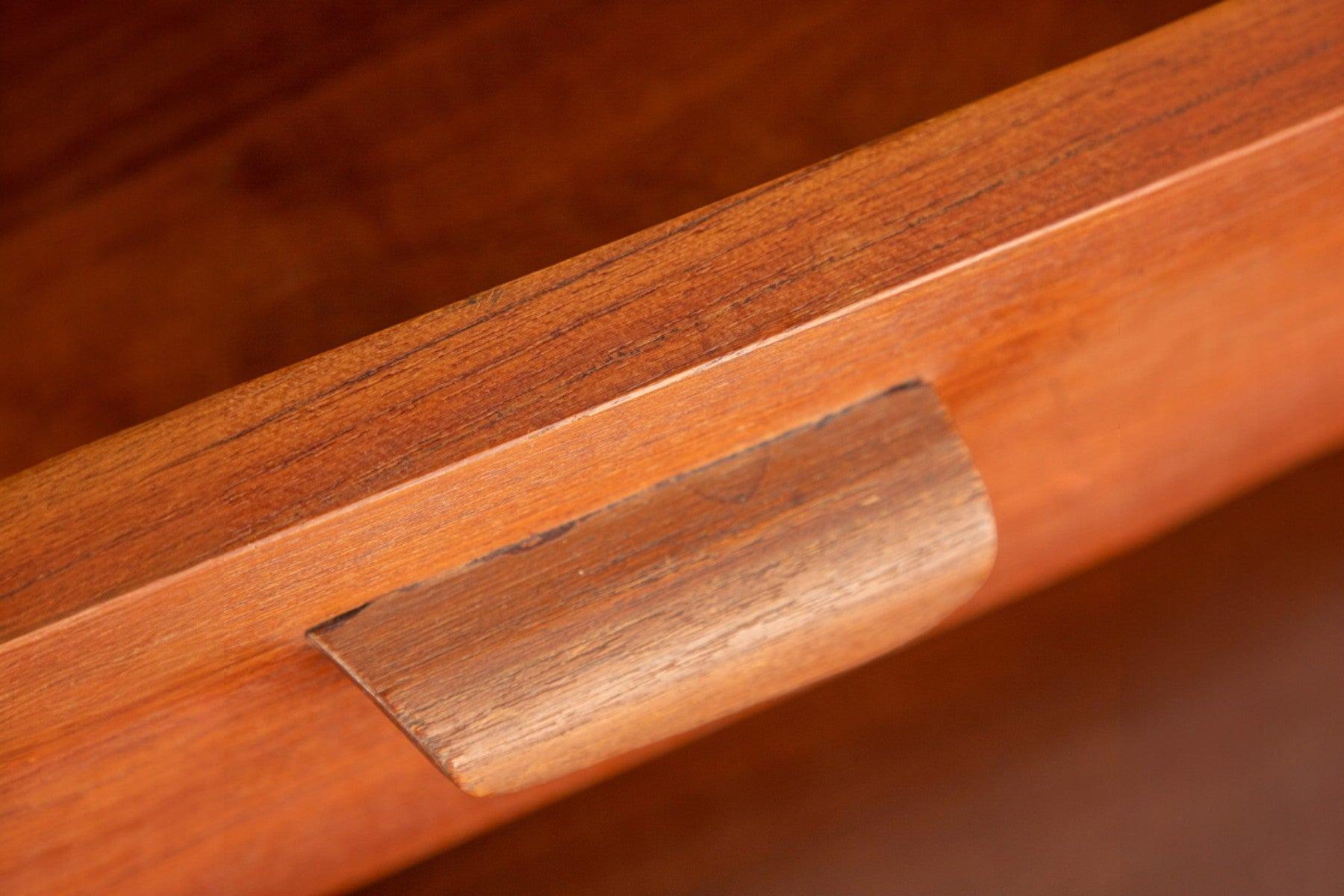 Mid-Century moderno Armadio curioso tedesco del 1960 in Teak in vendita