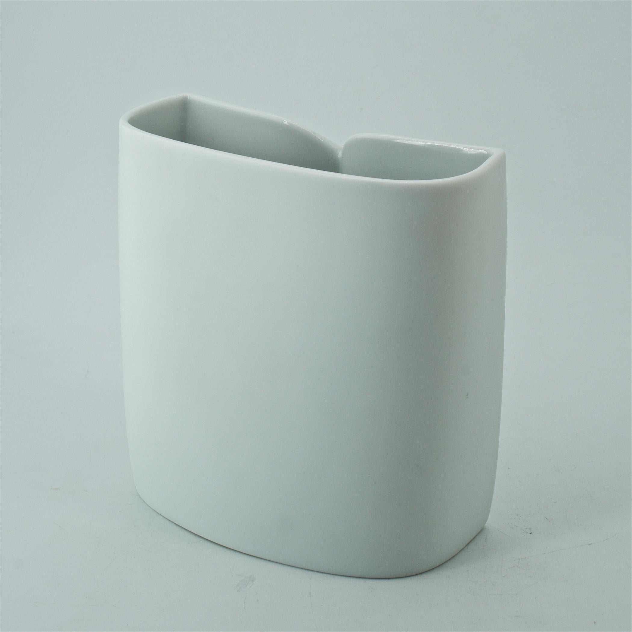 1960s German Minimal Art Porcelain Snow Owl Bird Sculpture Vase Wolf Karnagel In Good Condition In Hyattsville, MD