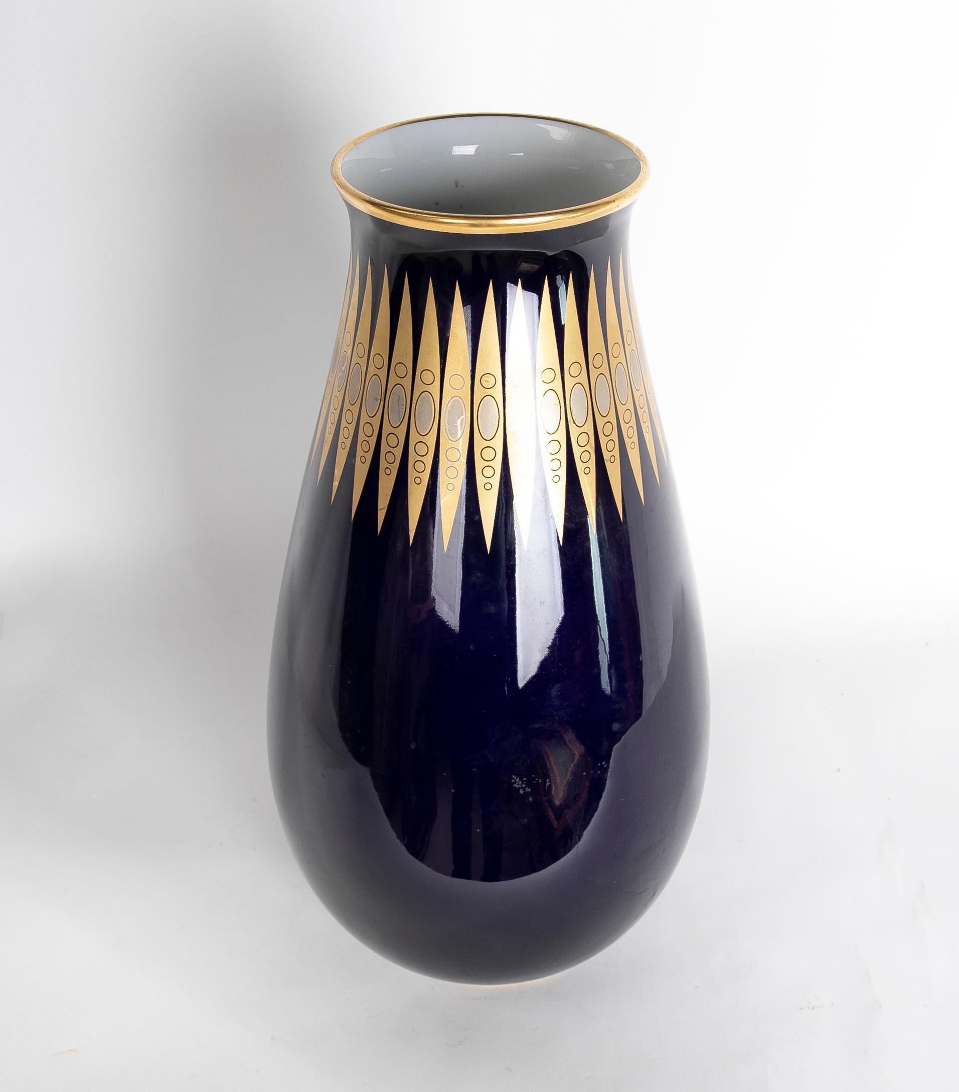 1960s German Porcelain Cobalt and Gold Vase, Hutschenreuther Hohenberg In Good Condition For Sale In Marbella, ES