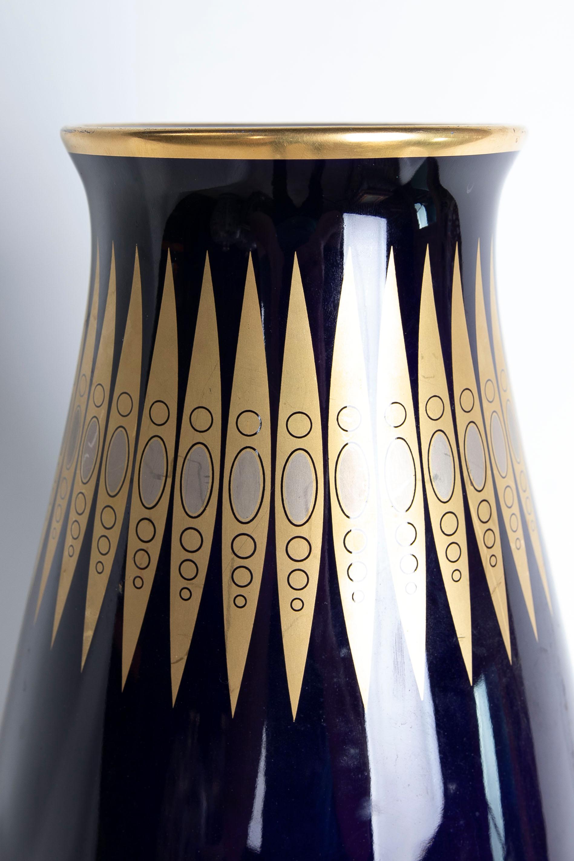 20th Century 1960s German Porcelain Cobalt and Gold Vase, Hutschenreuther Hohenberg For Sale