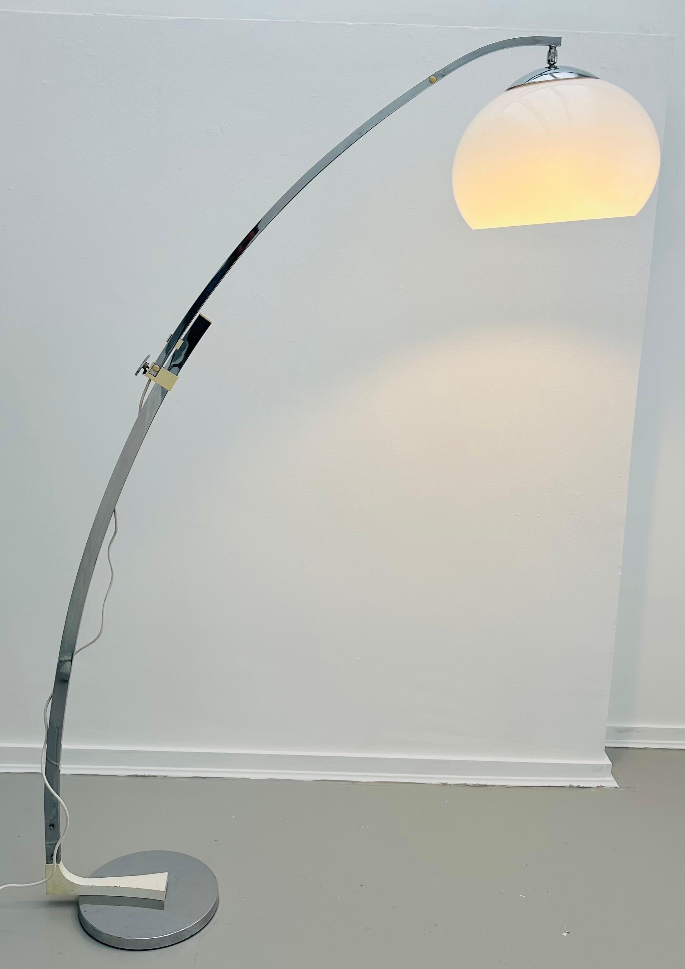 1960s German Sölken Leuchten Arc Polished Chrome Height Adjustable Floor Lamp In Good Condition For Sale In London, GB