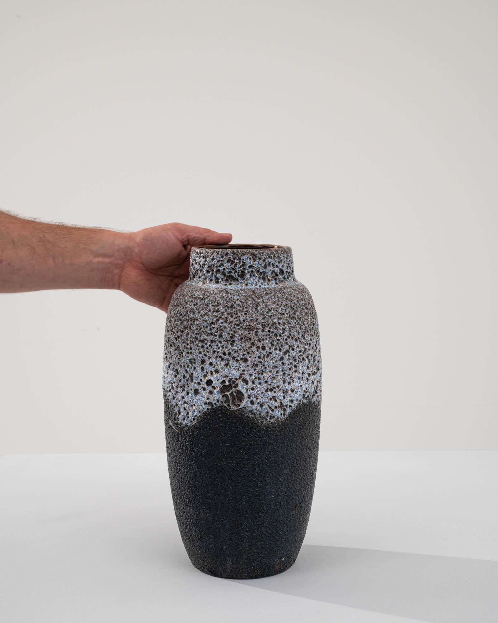 Découvrez l'attrait des années 1960 avec ce captivant vase en céramique 