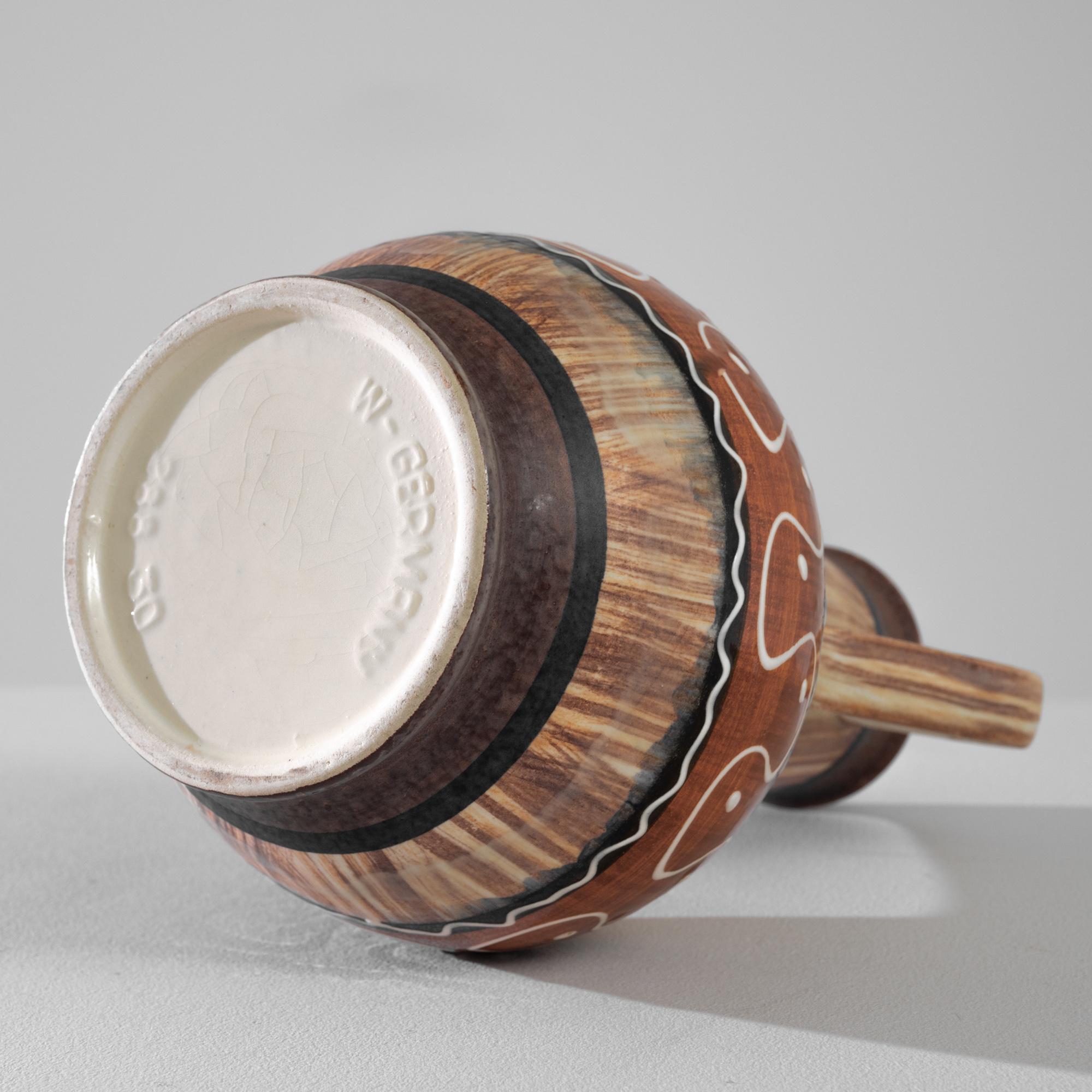 Abbraccia la raffinatezza della metà del secolo con questo caratteristico vaso in ceramica 