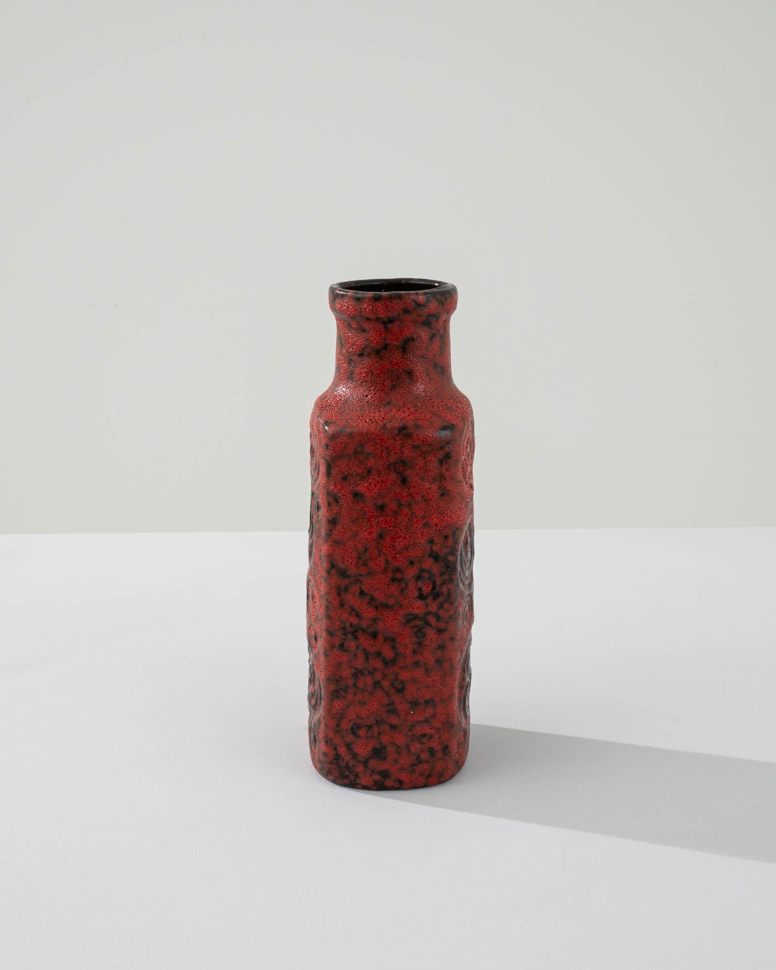 Laissez-vous séduire par l'allure vibrante de ce vase en céramique allemand 